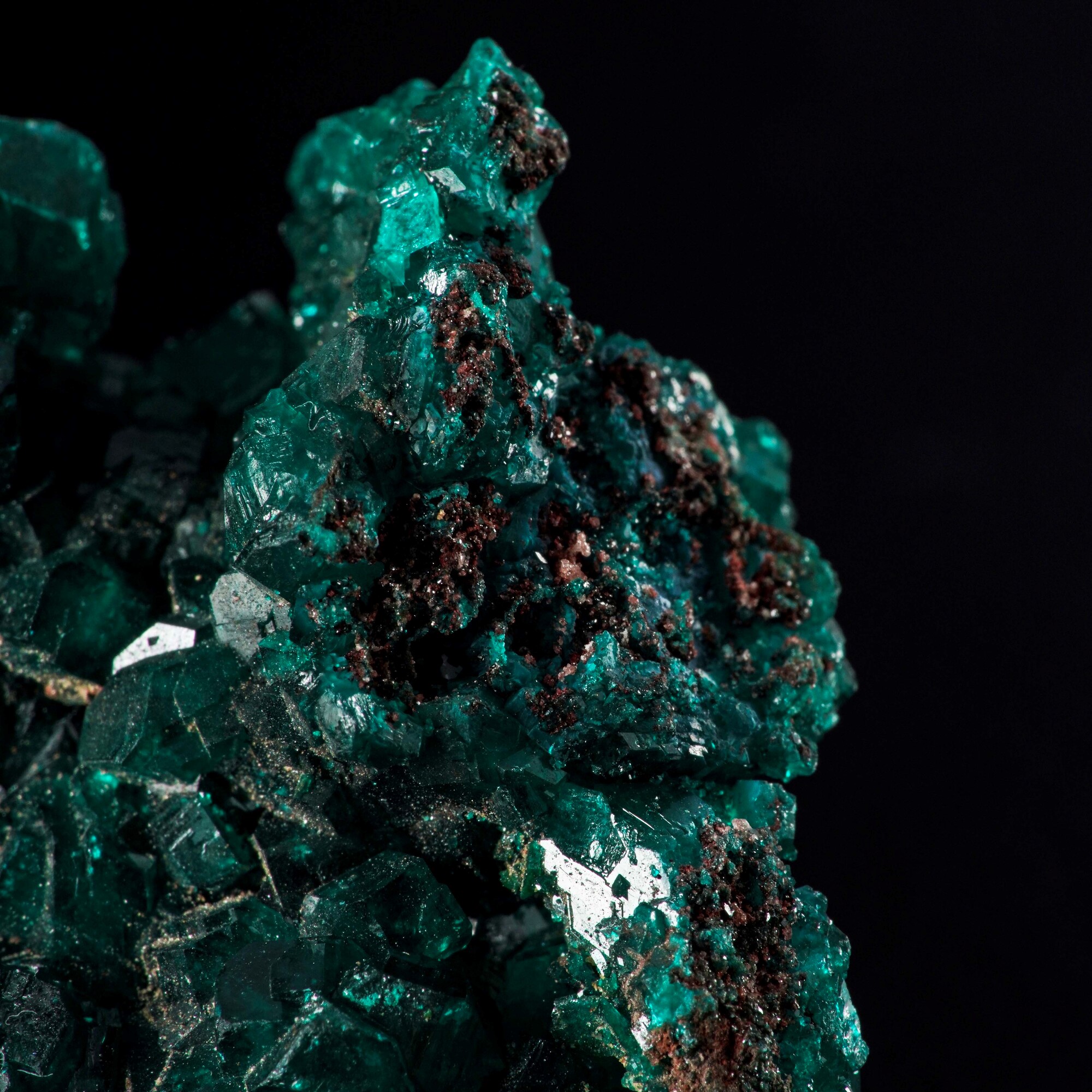 Diottasio, cluster di cristalli verdi (ciclosilicato idrato di rame, prismi trigonali)