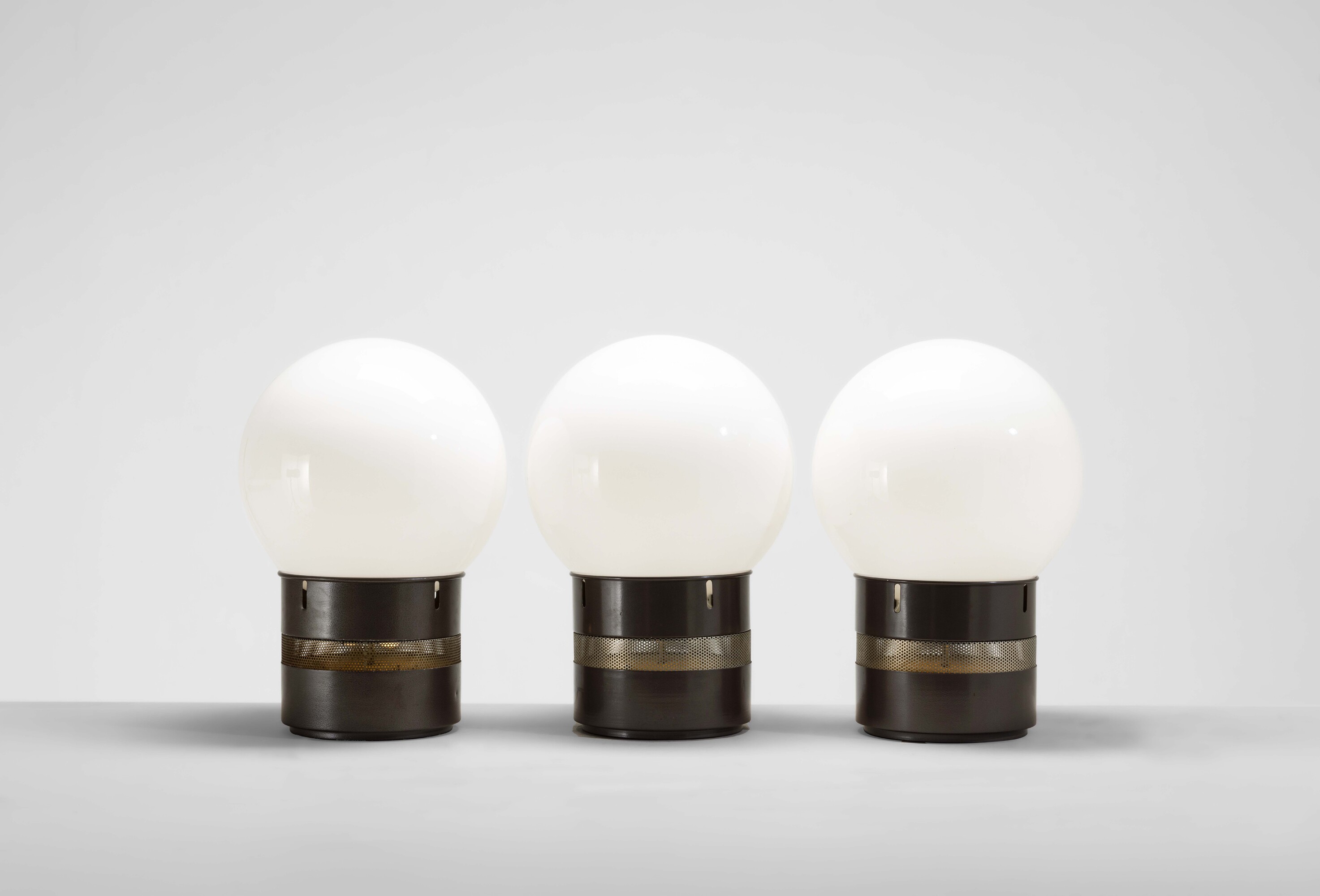 Gae Aulenti - Tre lampade da tavolo mod. “Oracolo”, metallo laccato e vetro opalino