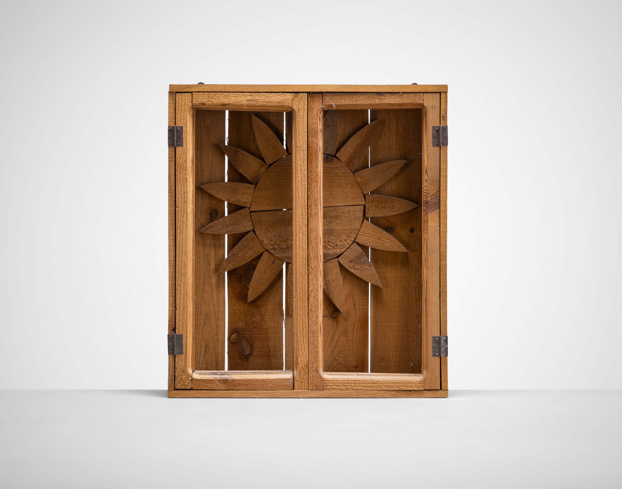 Mario Ceroli - Sole nella Finestra, scultura in legno di Pino di Russia