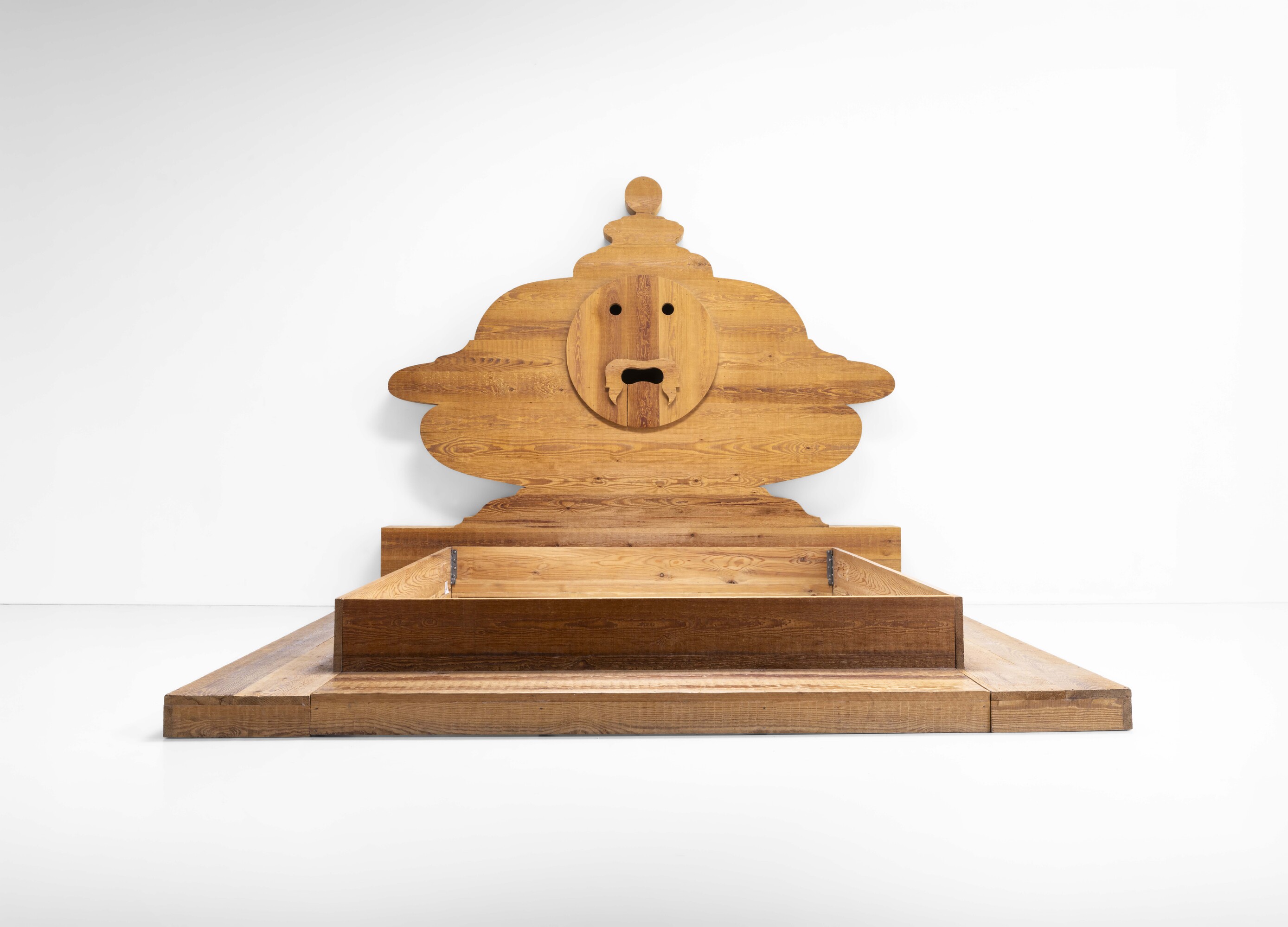 Mario Ceroli - Letto mod. Bocca della Verità, struttura in legno con piroincisione (Poltronova, 1...