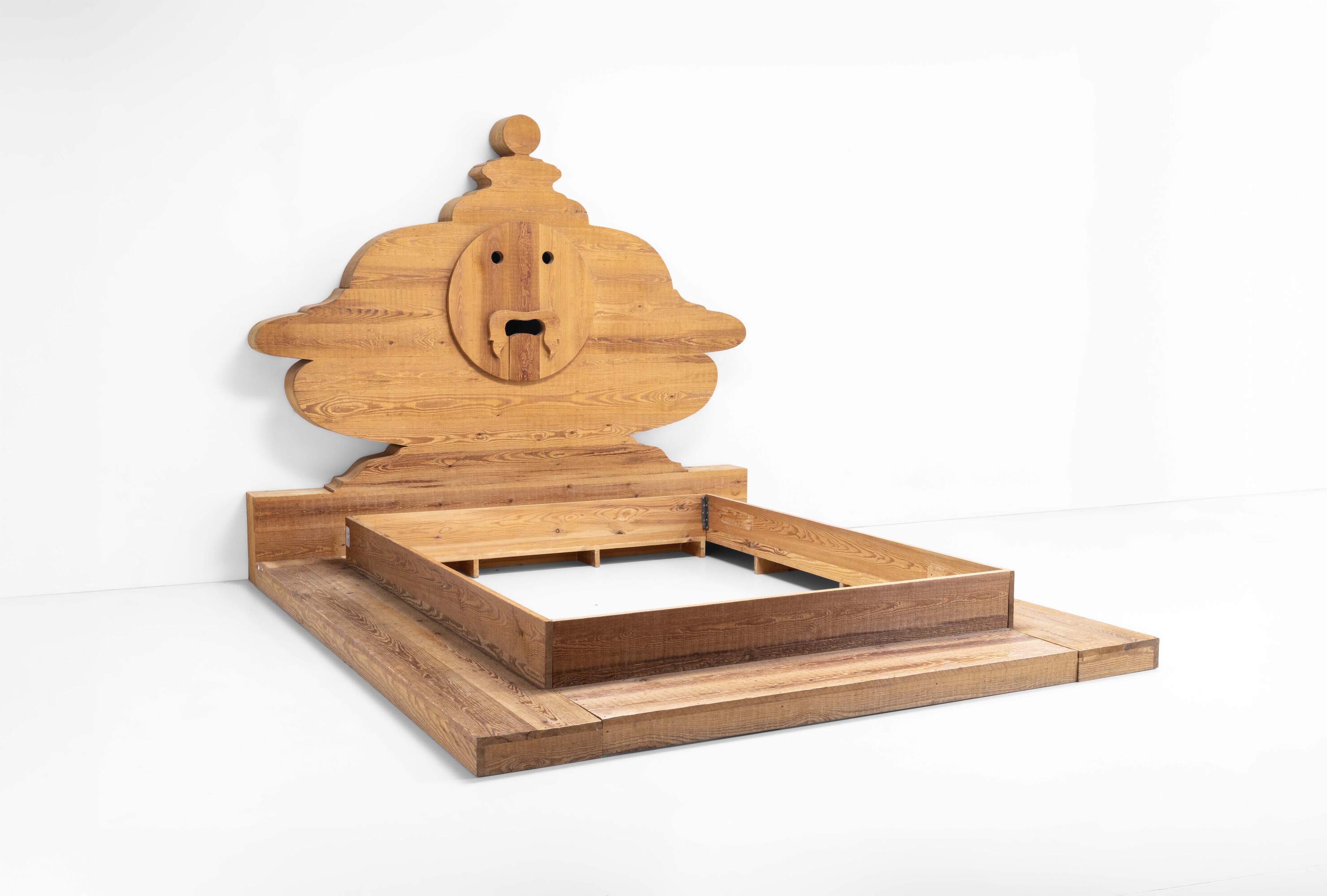 Mario Ceroli - Letto mod. Bocca della Verità, struttura in legno con piroincisione (Poltronova, 1...