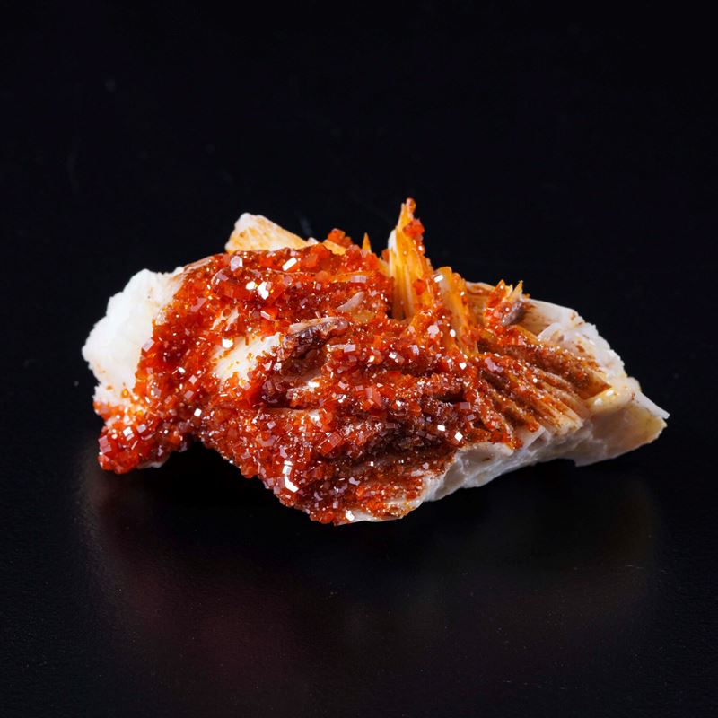 Vanadinite su barite, cristalli in prismi esagonali su matrice di BaSO4