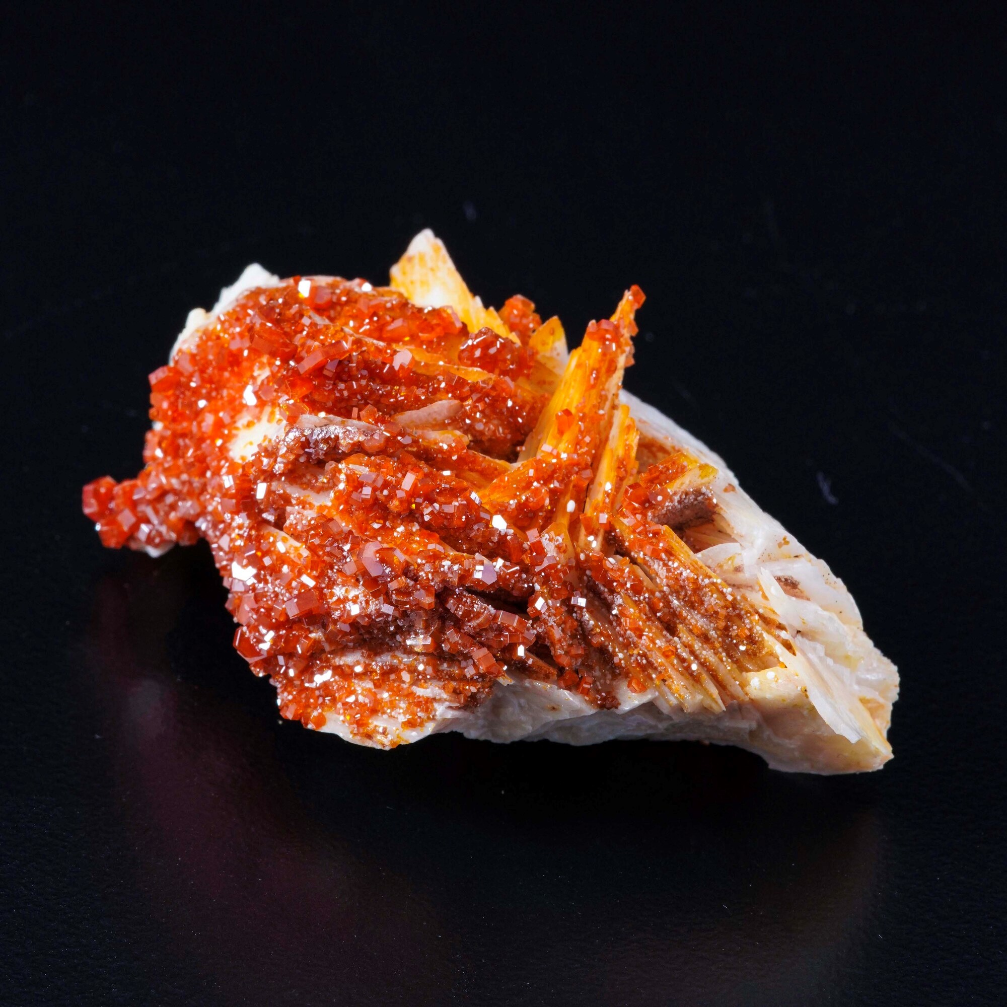 Vanadinite su barite, cristalli in prismi esagonali su matrice di BaSO4