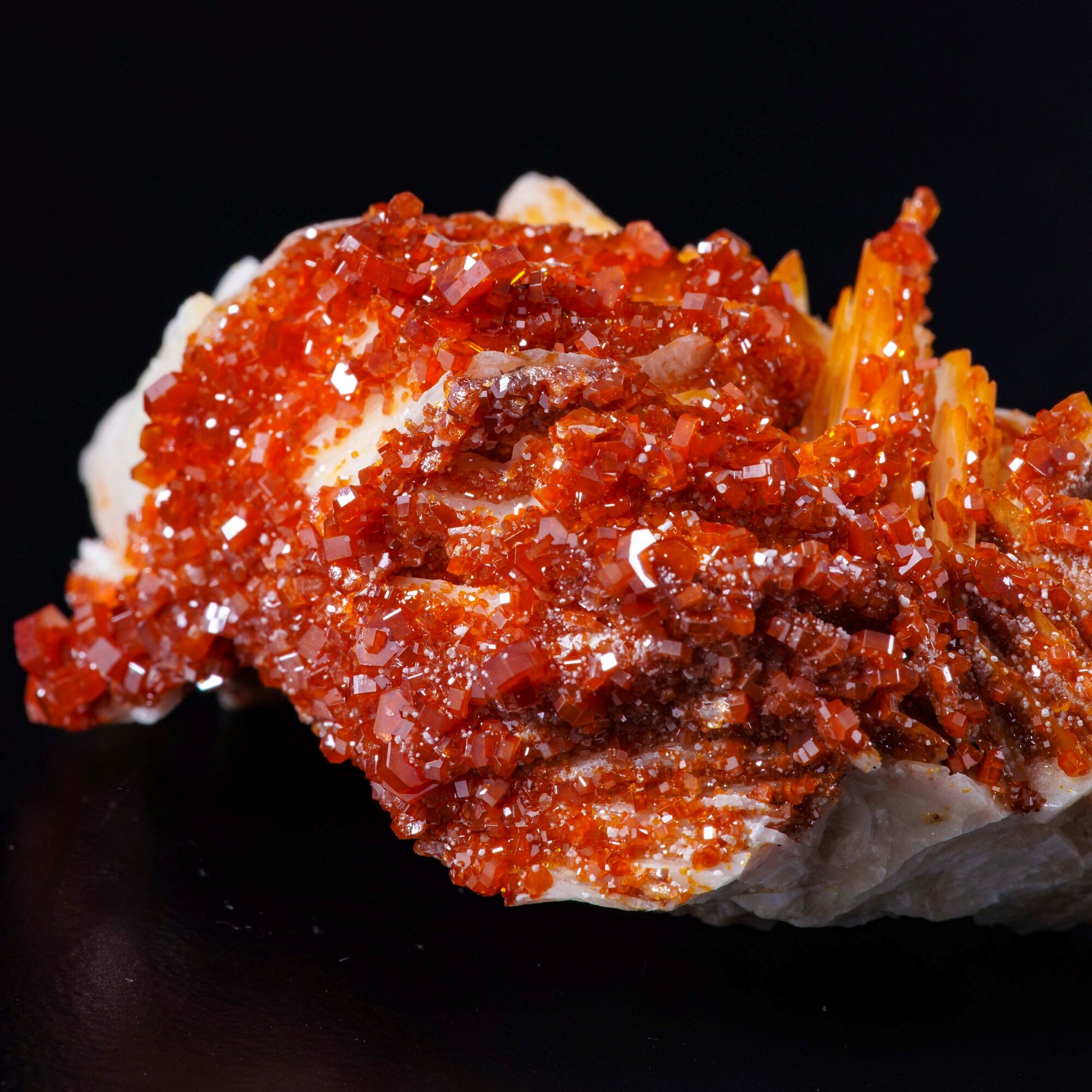 Vanadinite su barite, cristalli in prismi esagonali su matrice di BaSO4