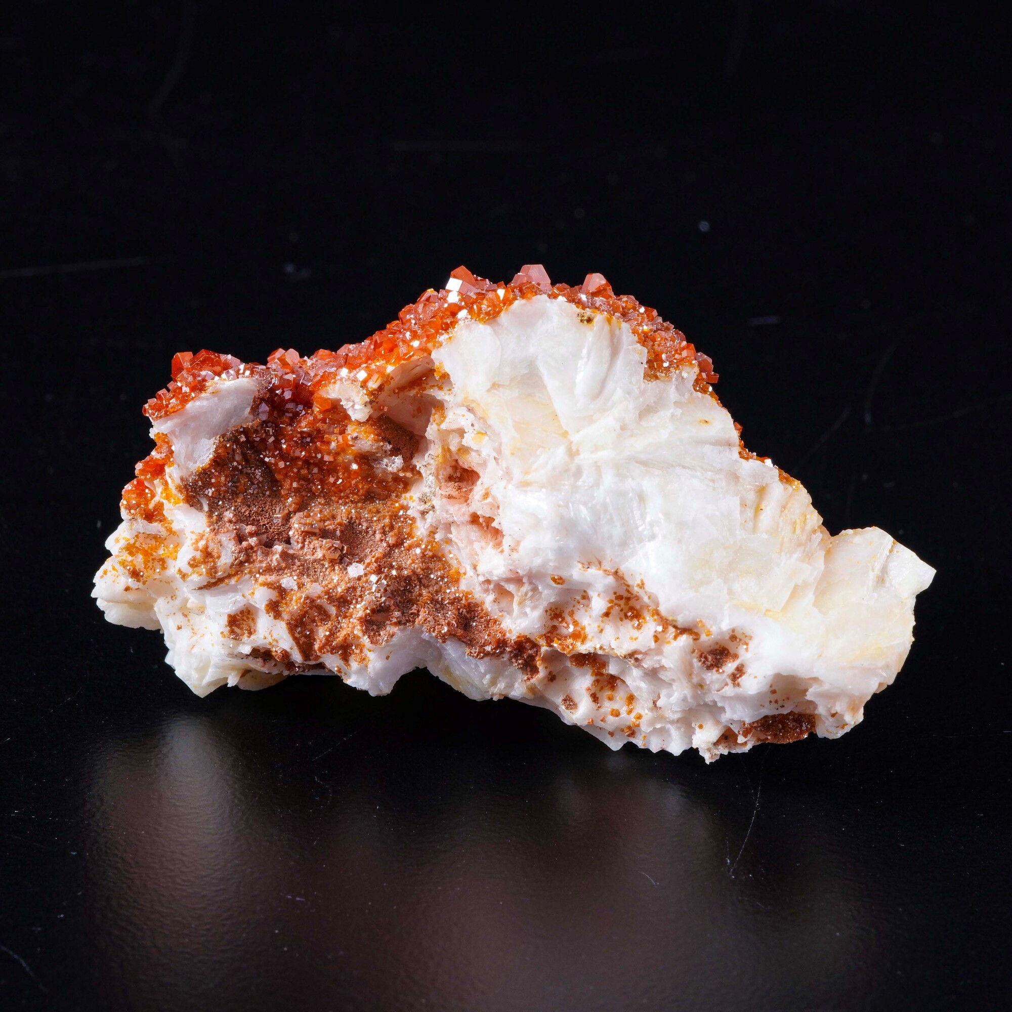 Vanadinite su barite, cristalli in prismi esagonali su matrice di BaSO4