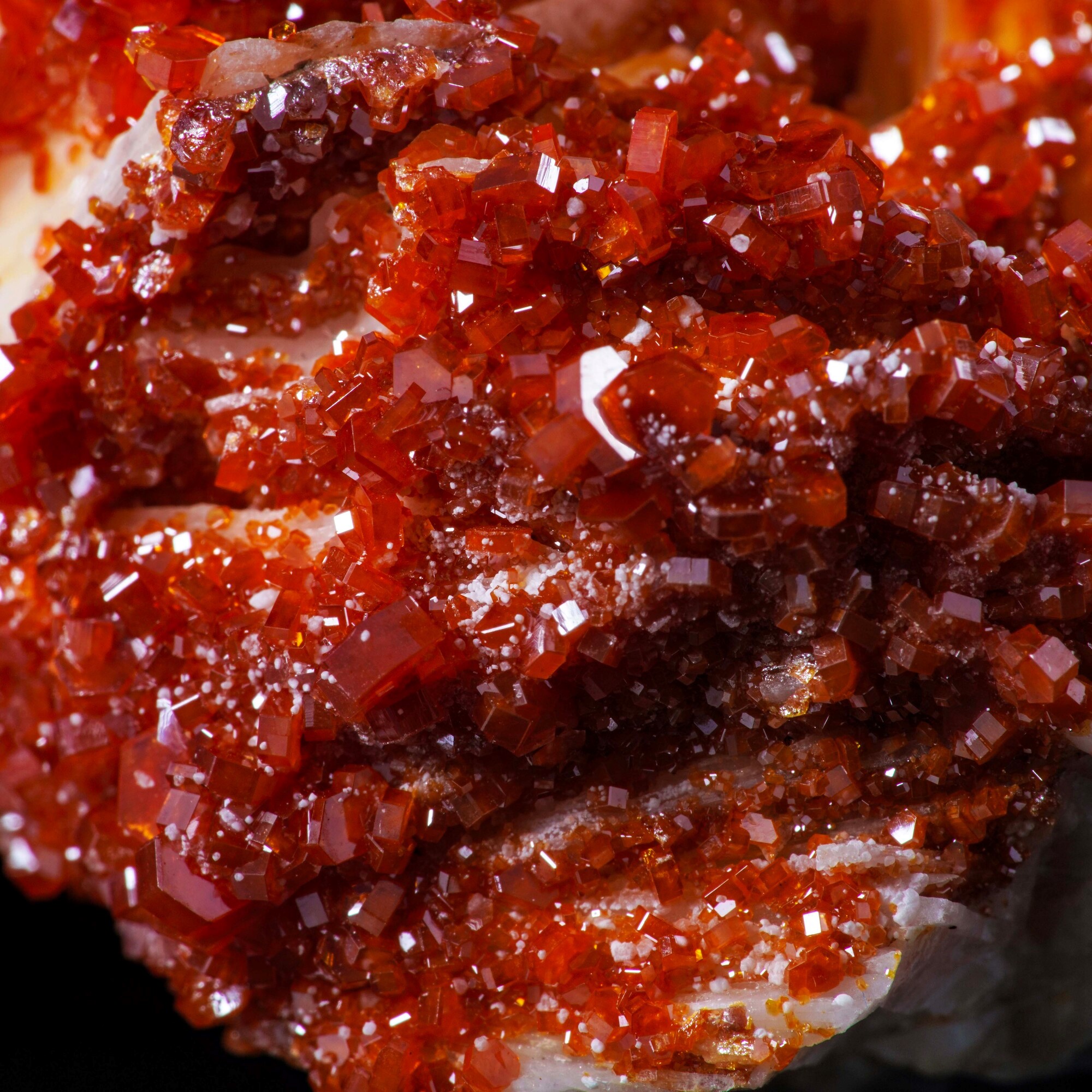Vanadinite su barite, cristalli in prismi esagonali su matrice di BaSO4