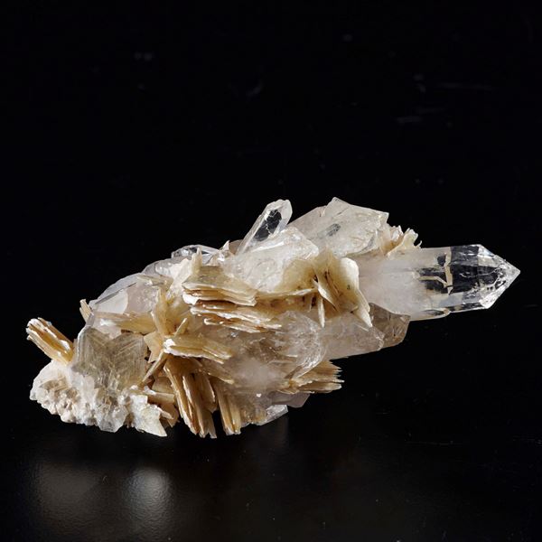 Quartz cluster on muscovite
