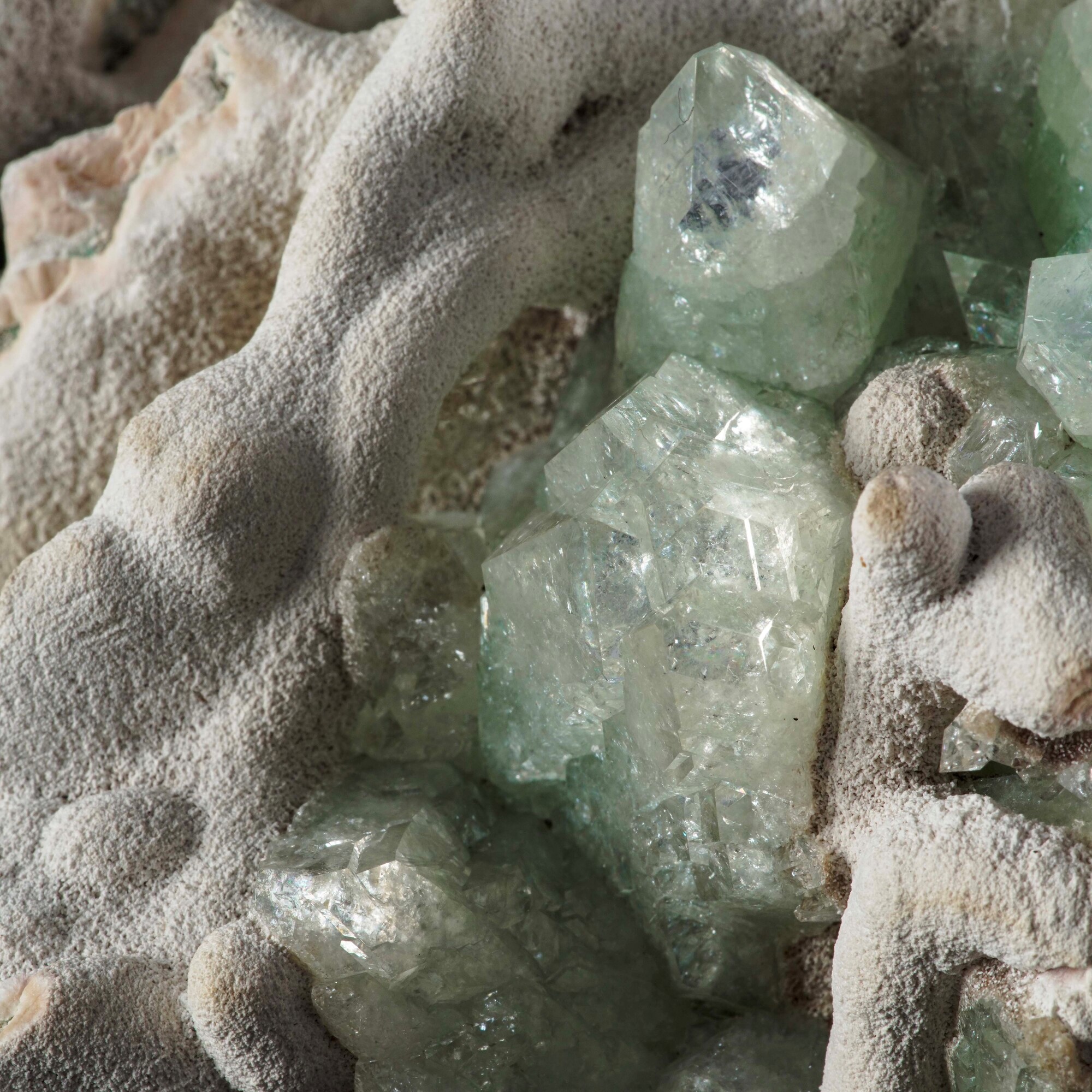 Gruppo di Apofillite su Matrice in Calcite