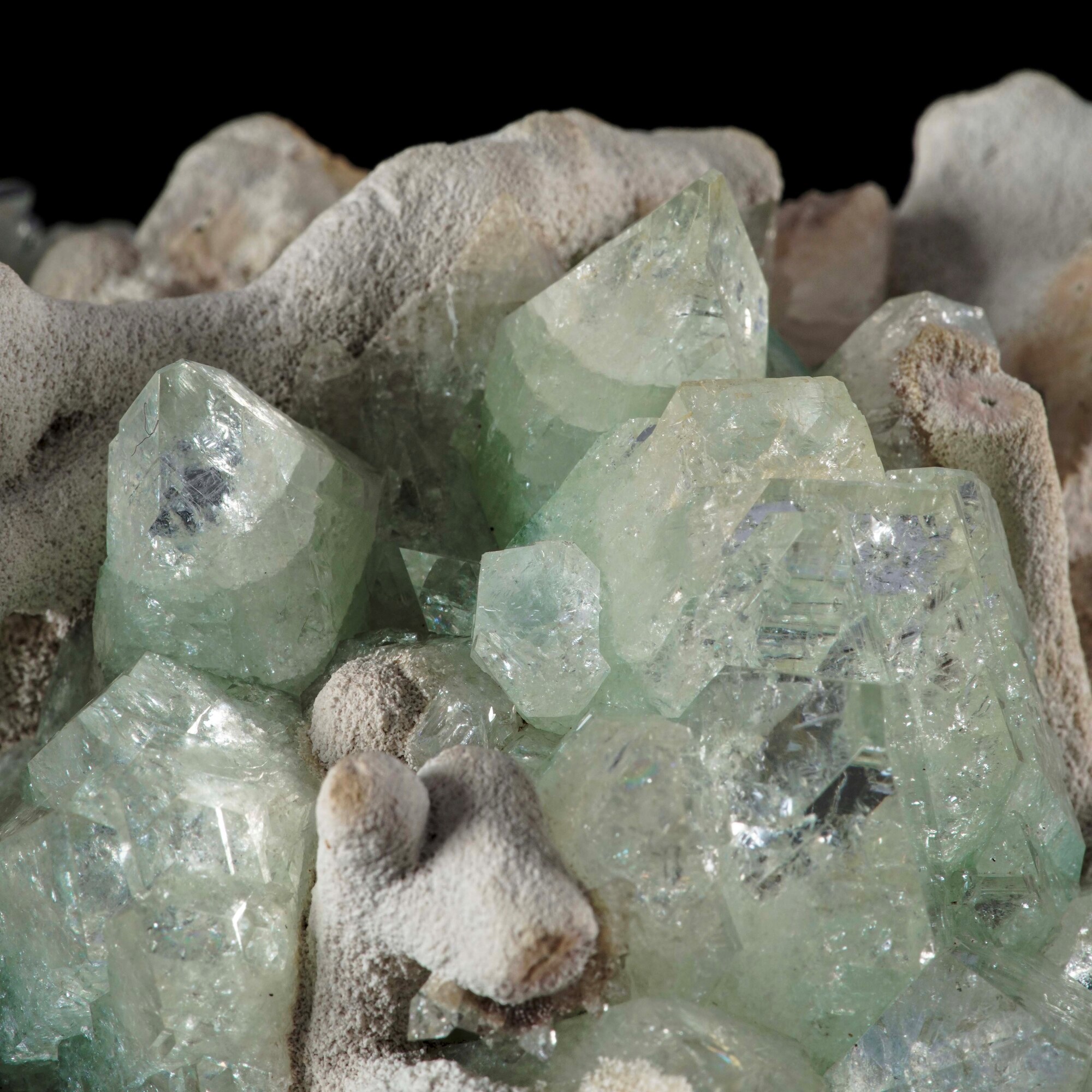 Gruppo di Apofillite su Matrice in Calcite