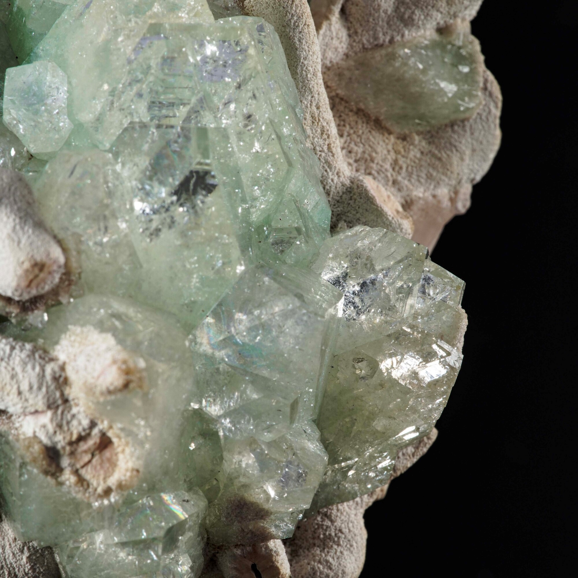 Gruppo di Apofillite su Matrice in Calcite