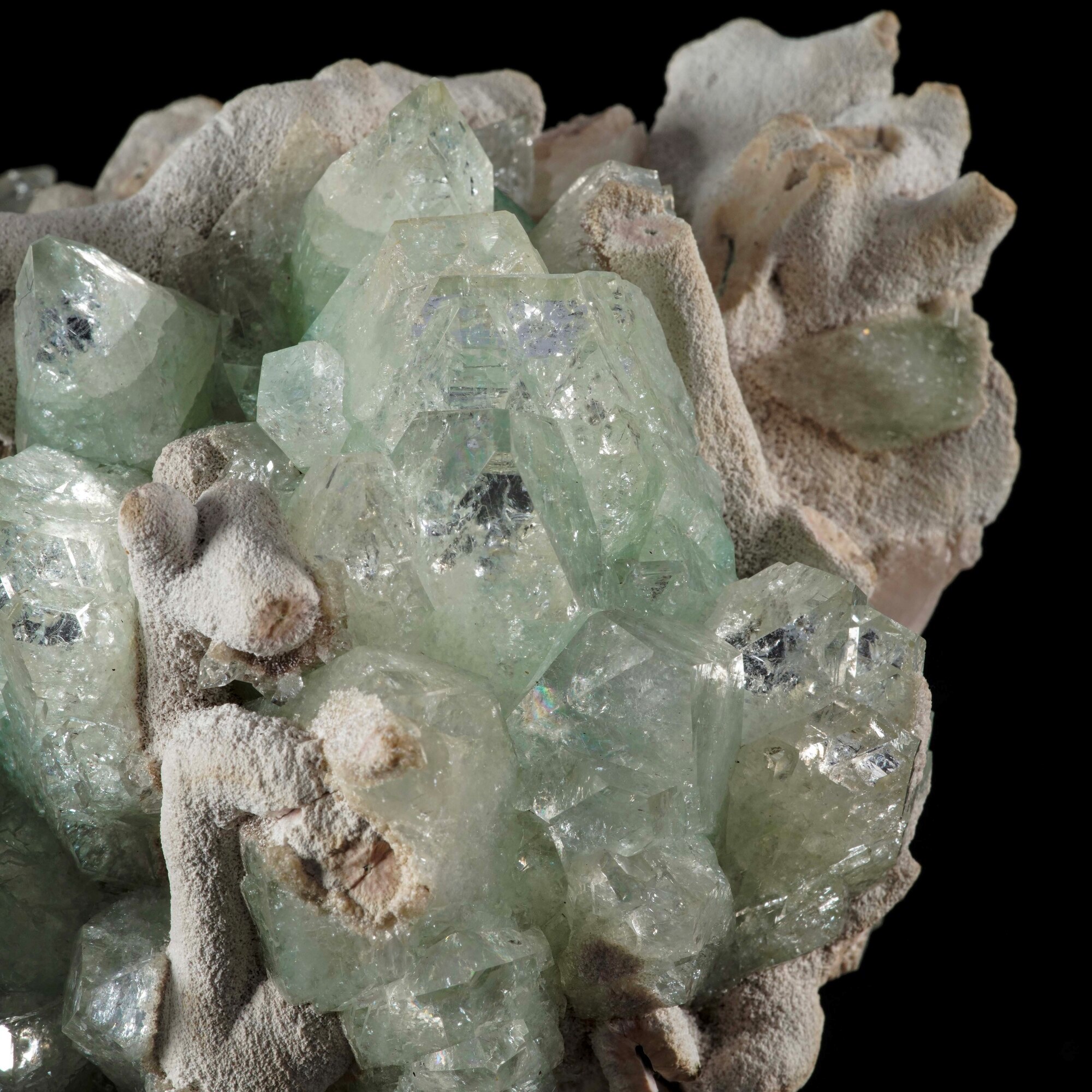 Gruppo di Apofillite su Matrice in Calcite
