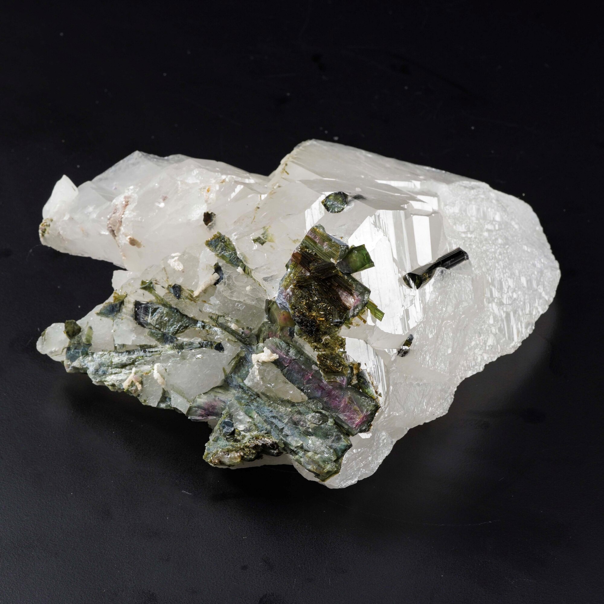 Tormalina verde su matrice di calcite, cristalli prismatici su base calcitica