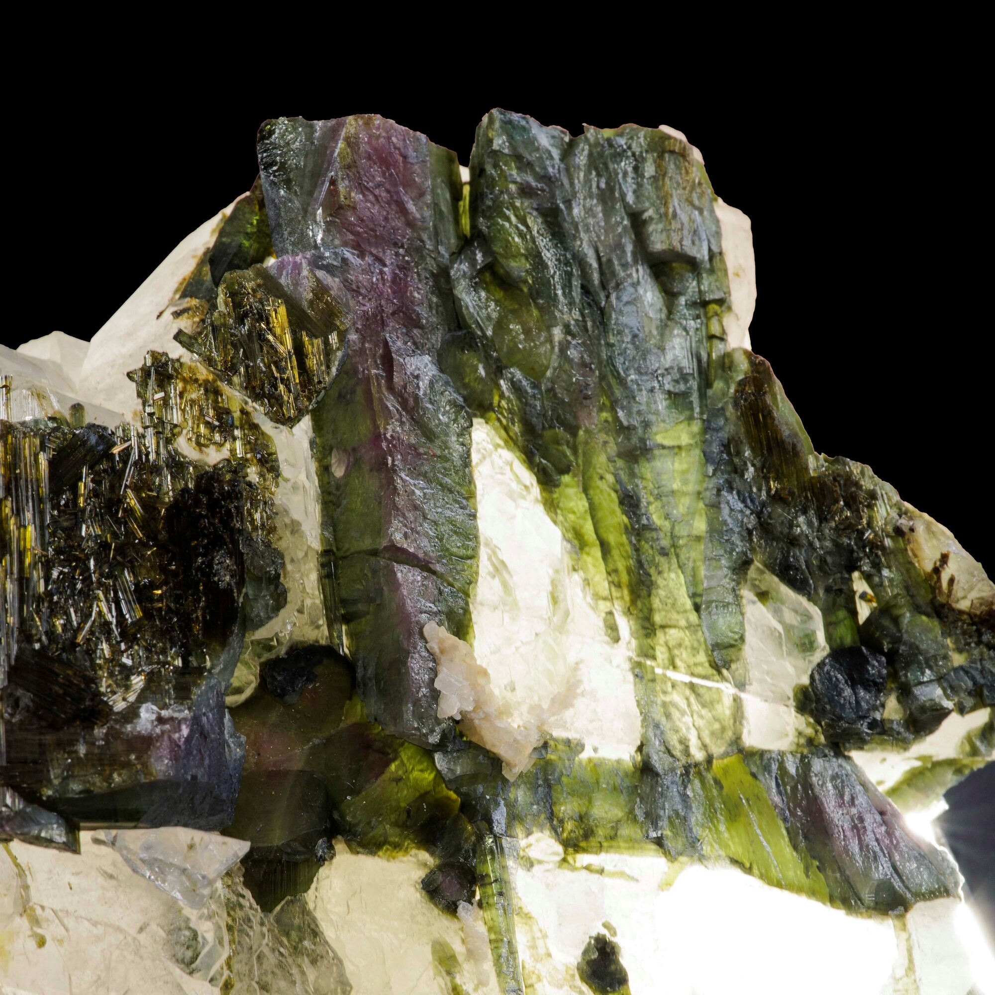 Tormalina verde su matrice di calcite, cristalli prismatici su base calcitica
