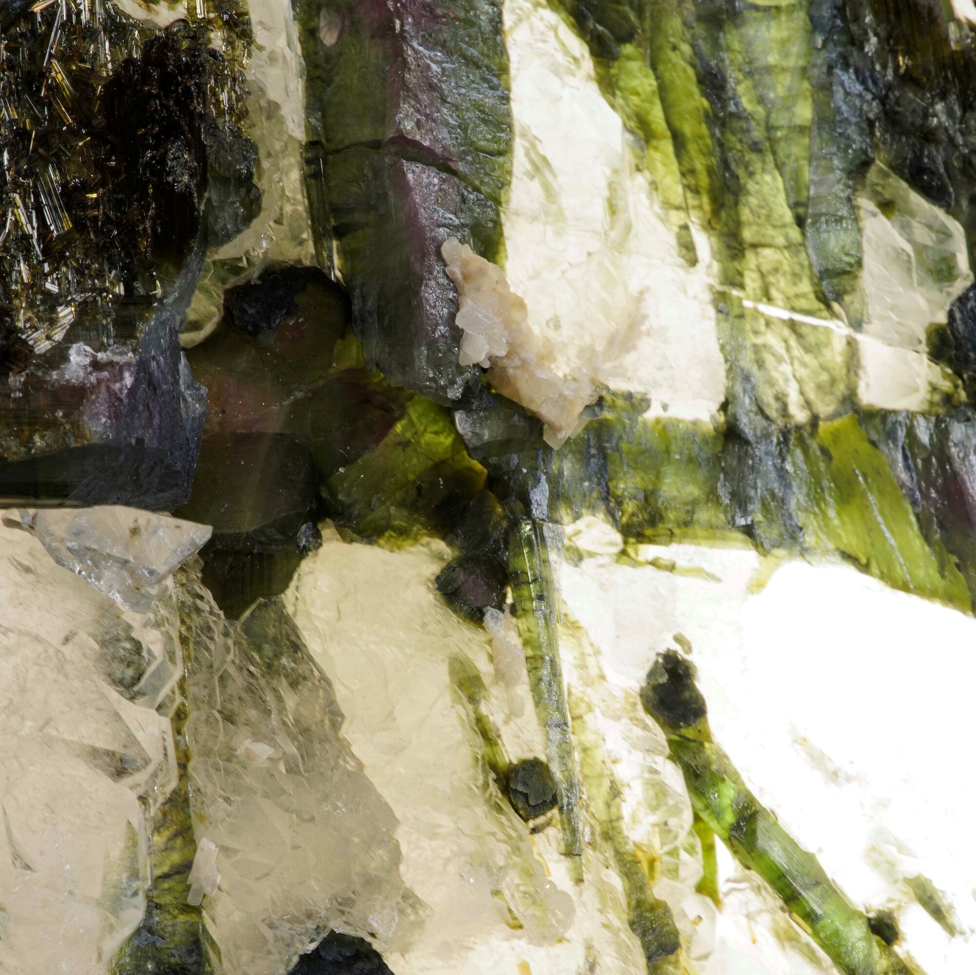 Tormalina verde su matrice di calcite, cristalli prismatici su base calcitica