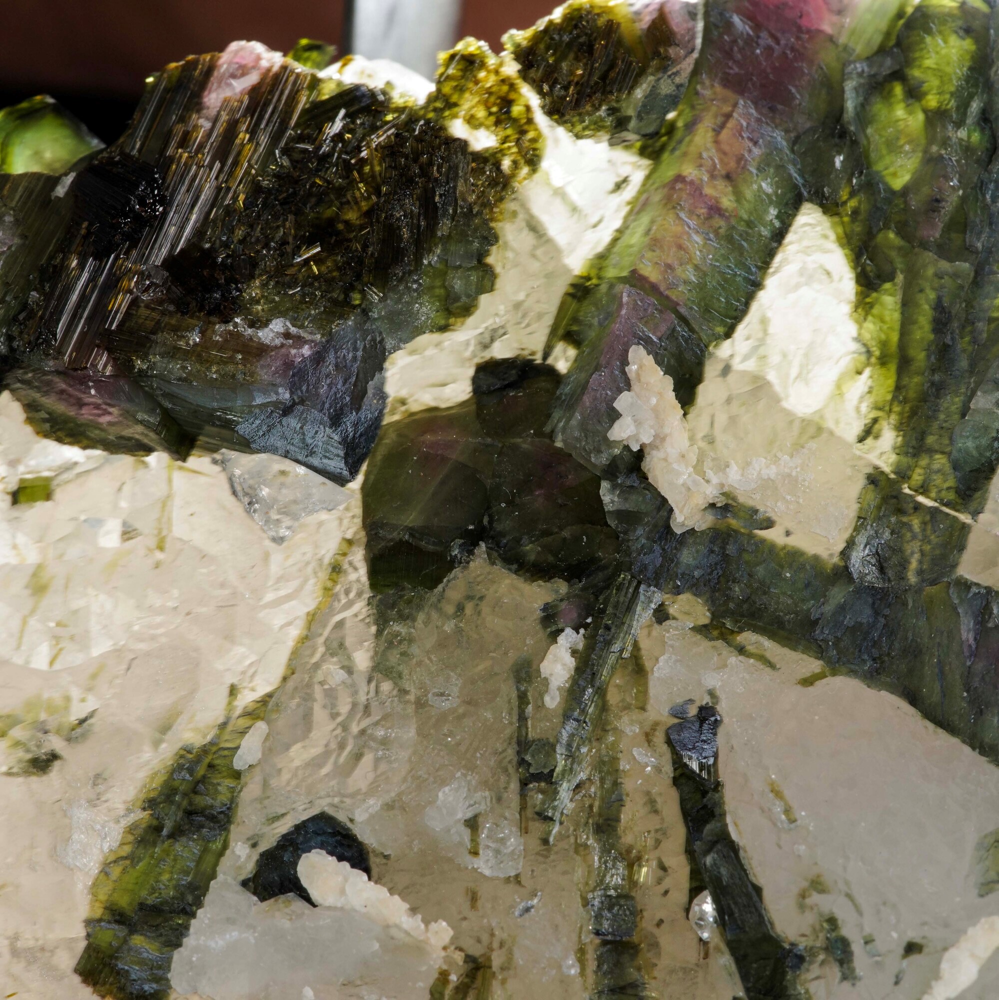 Tormalina verde su matrice di calcite, cristalli prismatici su base calcitica