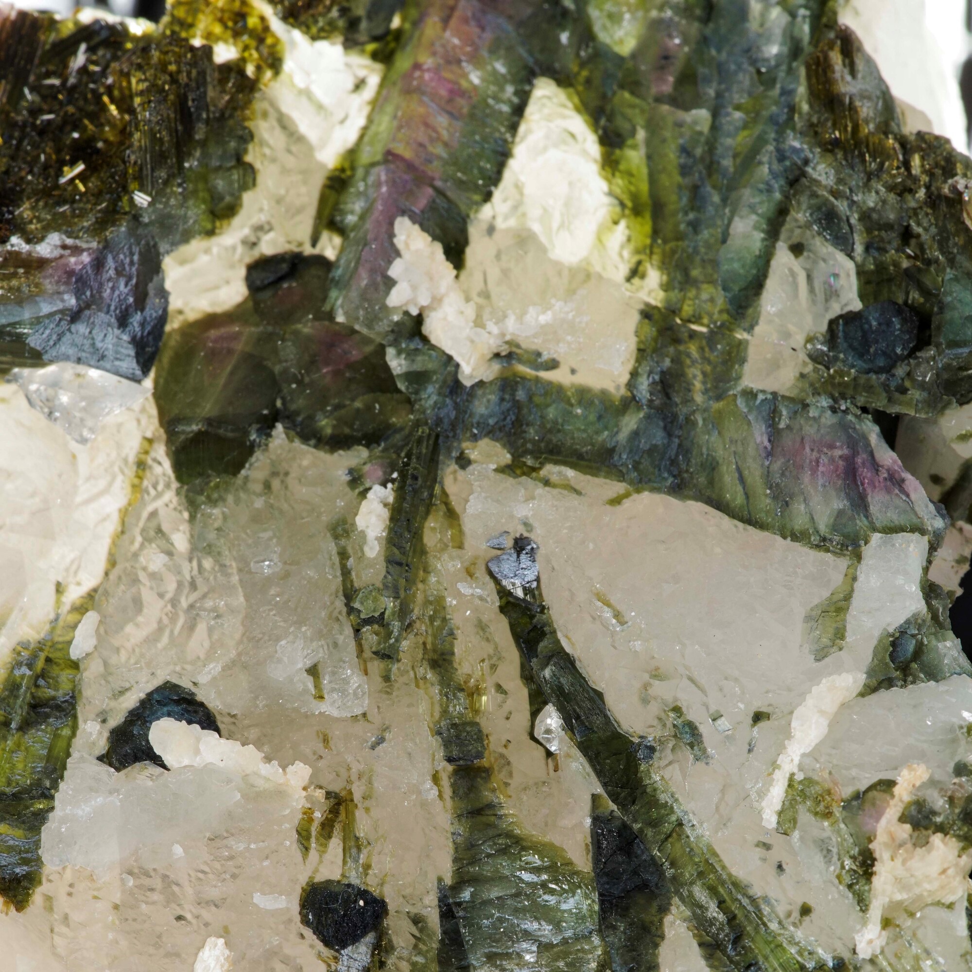 Tormalina verde su matrice di calcite, cristalli prismatici su base calcitica
