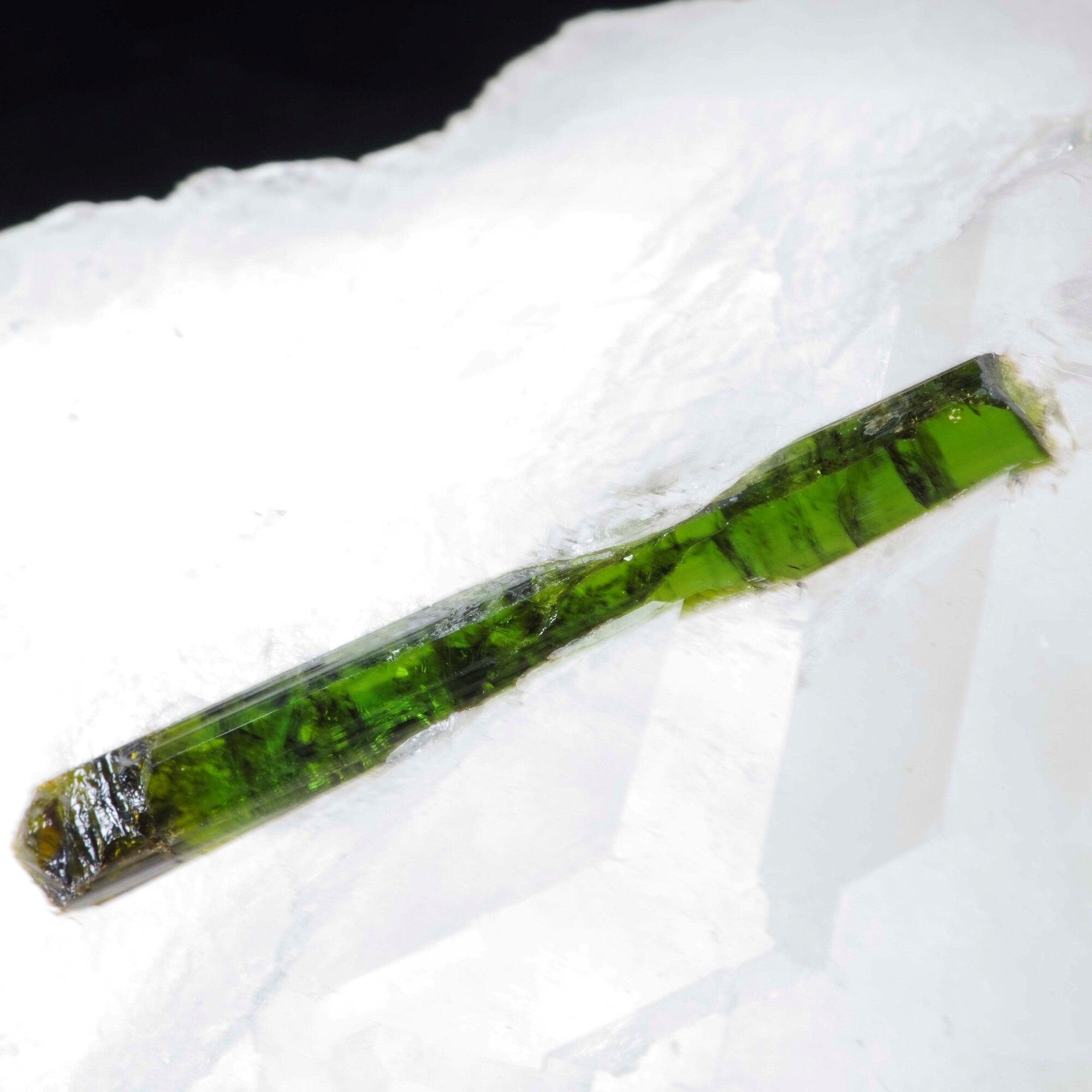Tormalina verde su matrice di calcite, cristalli prismatici su base calcitica
