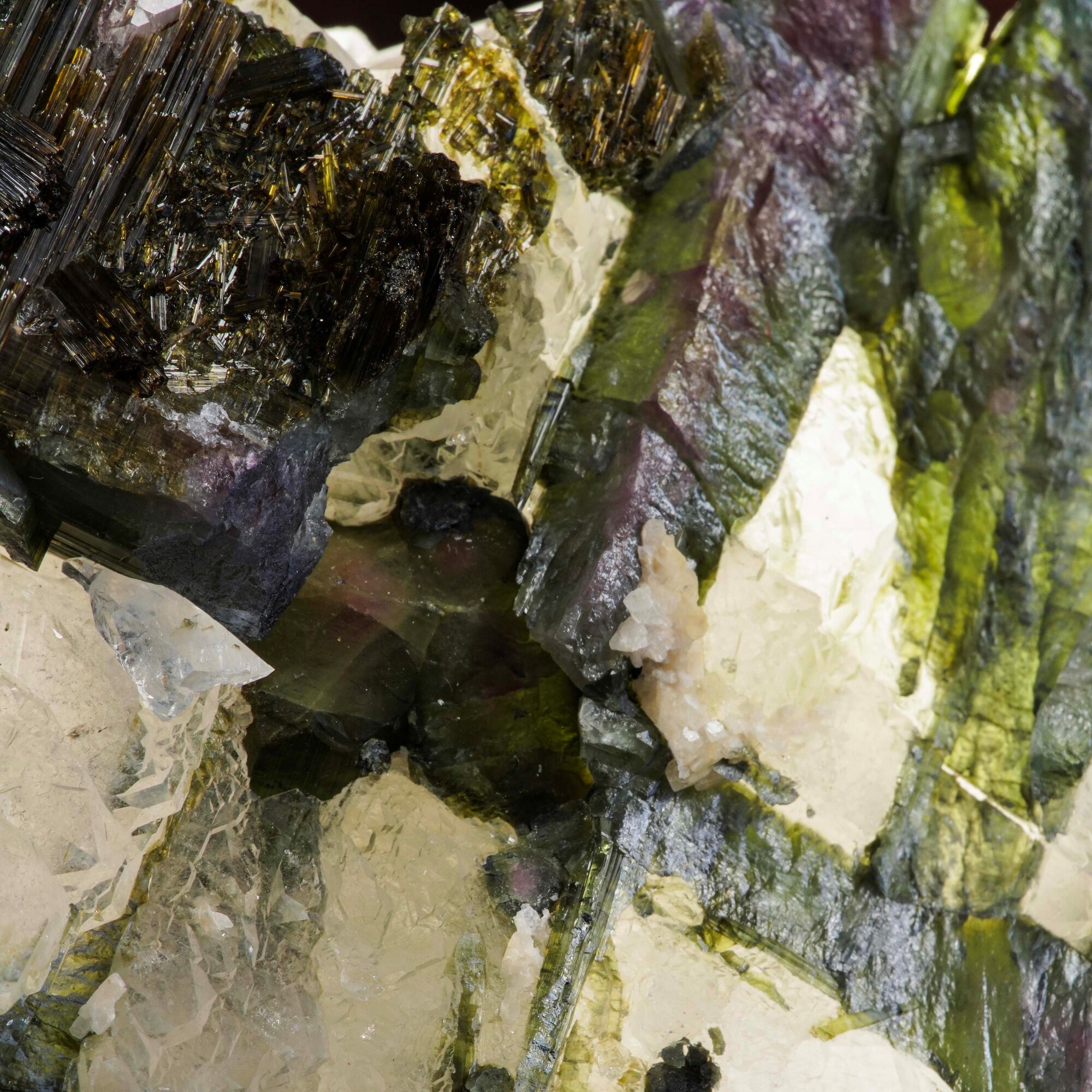 Tormalina verde su matrice di calcite, cristalli prismatici su base calcitica
