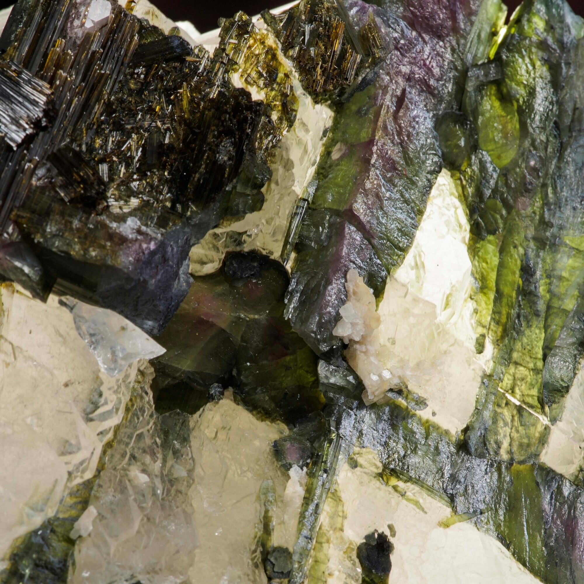 Tormalina verde su matrice di calcite, cristalli prismatici su base calcitica