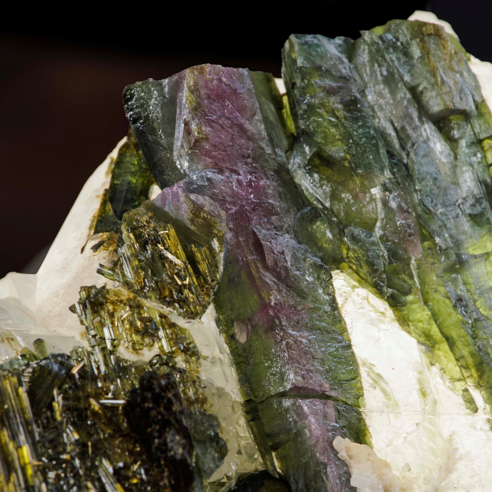 Tormalina verde su matrice di calcite, cristalli prismatici su base calcitica