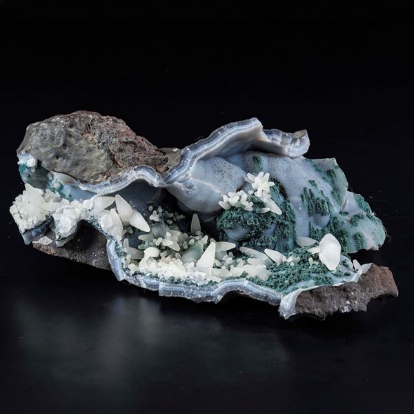 Calcite formation on chalcedony with malachite (?)