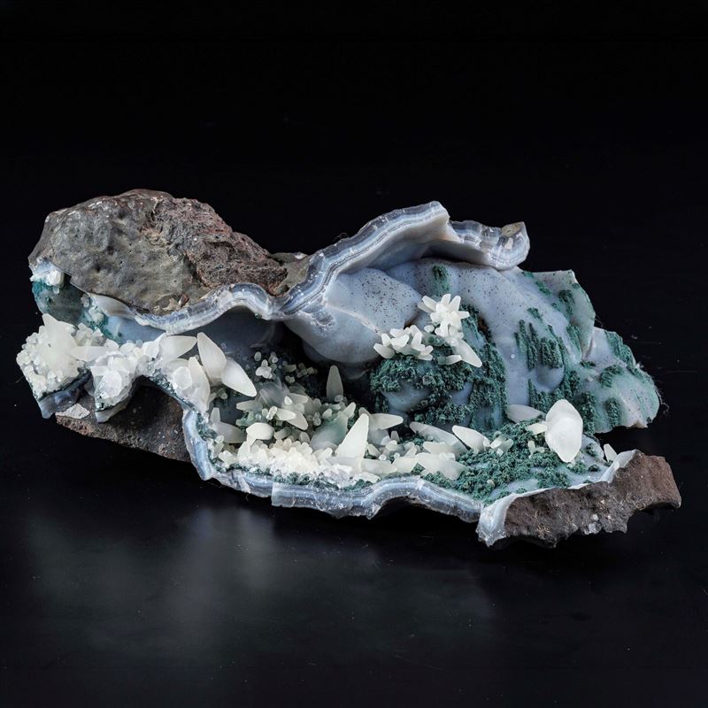 Formazione di calcite su calcedonio e malachite, deposito cuprifero (Katanga/Kolwezi, Repubblica ...