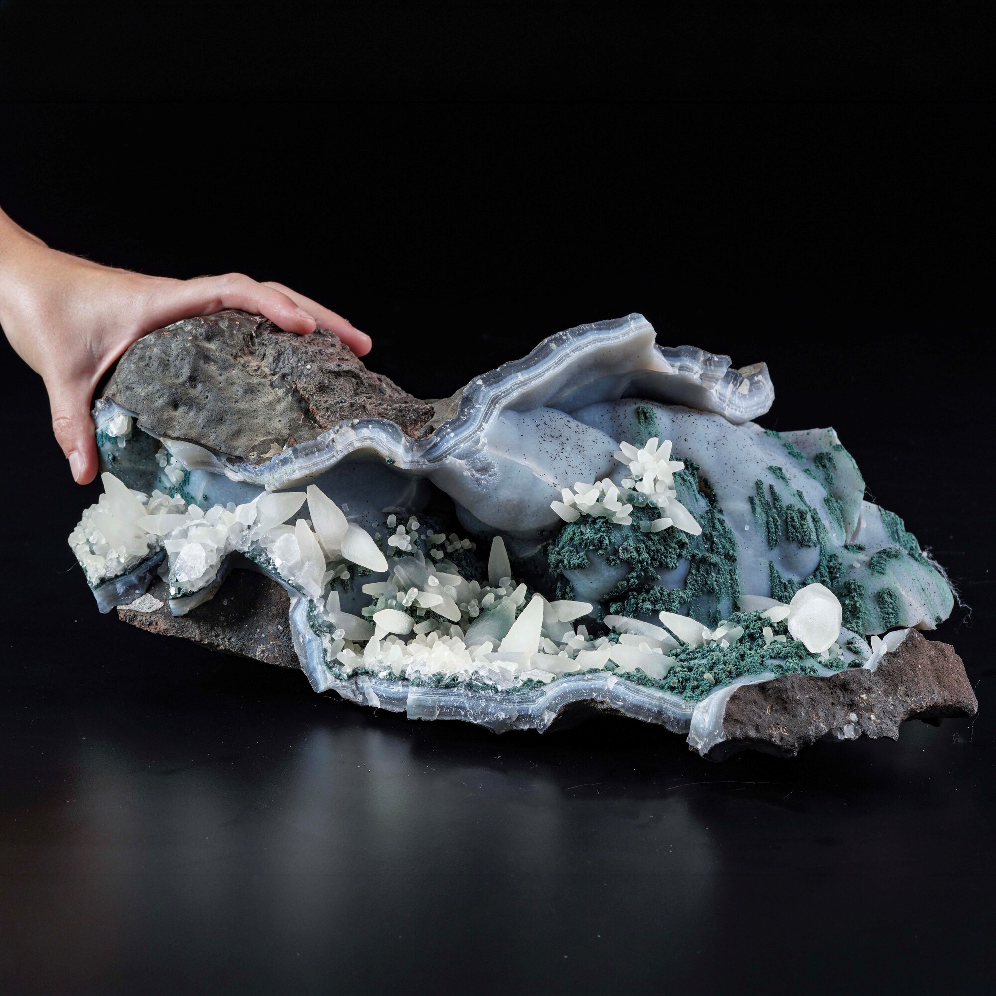 Formazione di calcite su calcedonio e malachite, deposito cuprifero (Katanga/Kolwezi, Repubblica ...