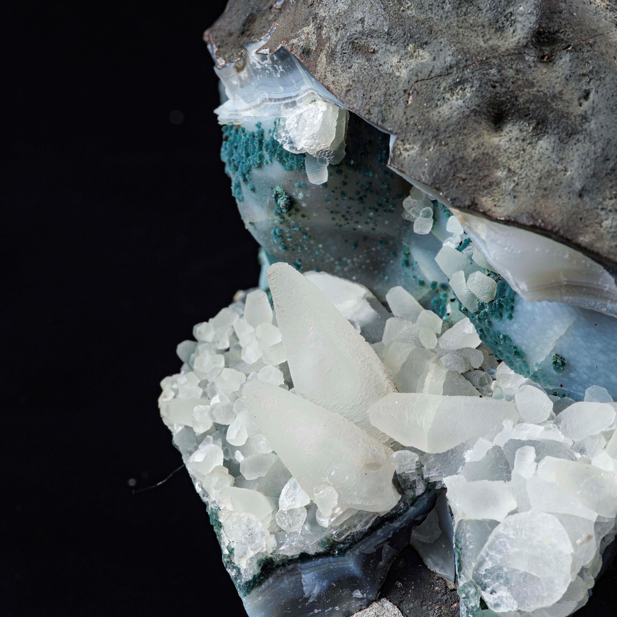 Formazione di calcite su calcedonio e malachite, deposito cuprifero (Katanga/Kolwezi, Repubblica ...