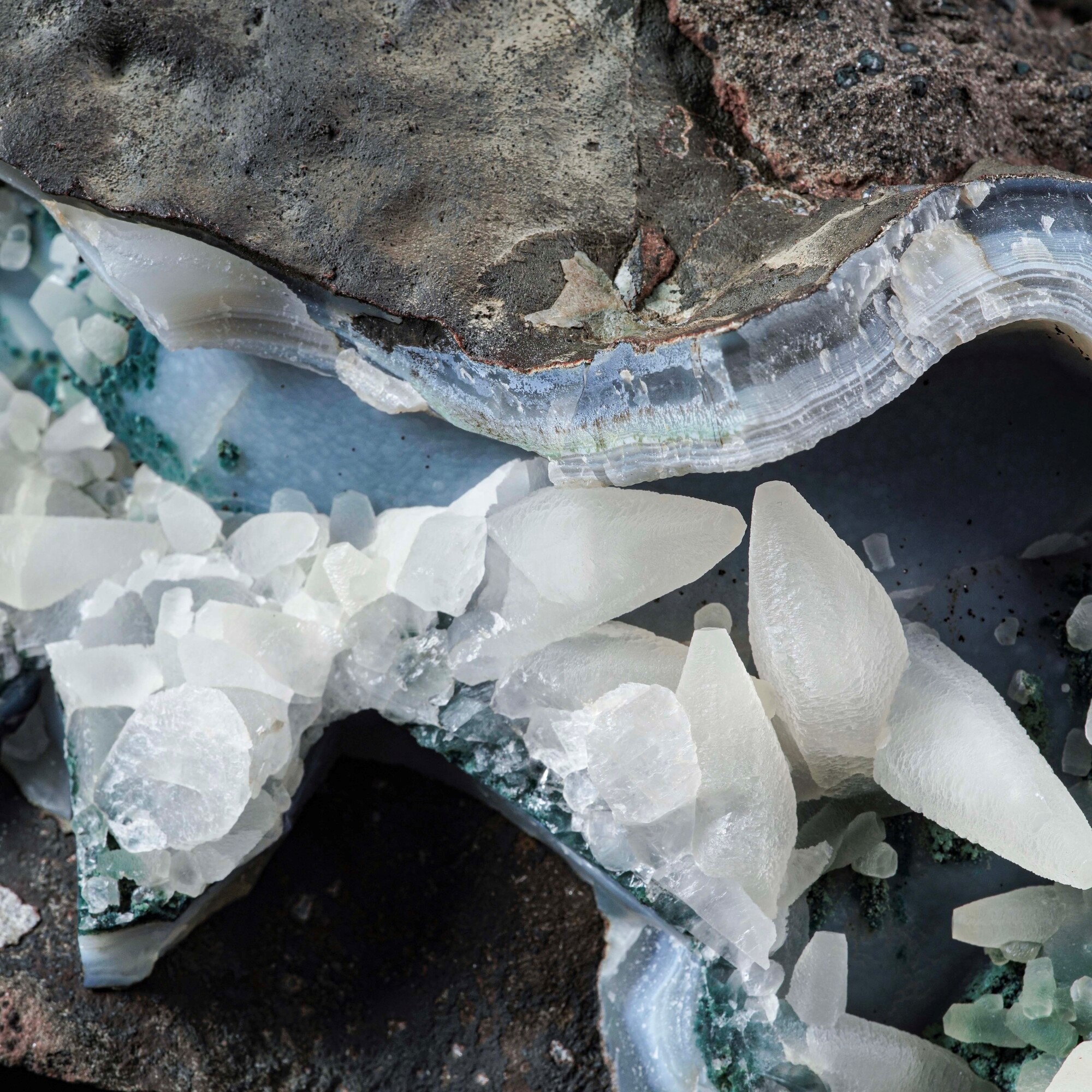 Formazione di calcite su calcedonio e malachite, deposito cuprifero (Katanga/Kolwezi, Repubblica ...