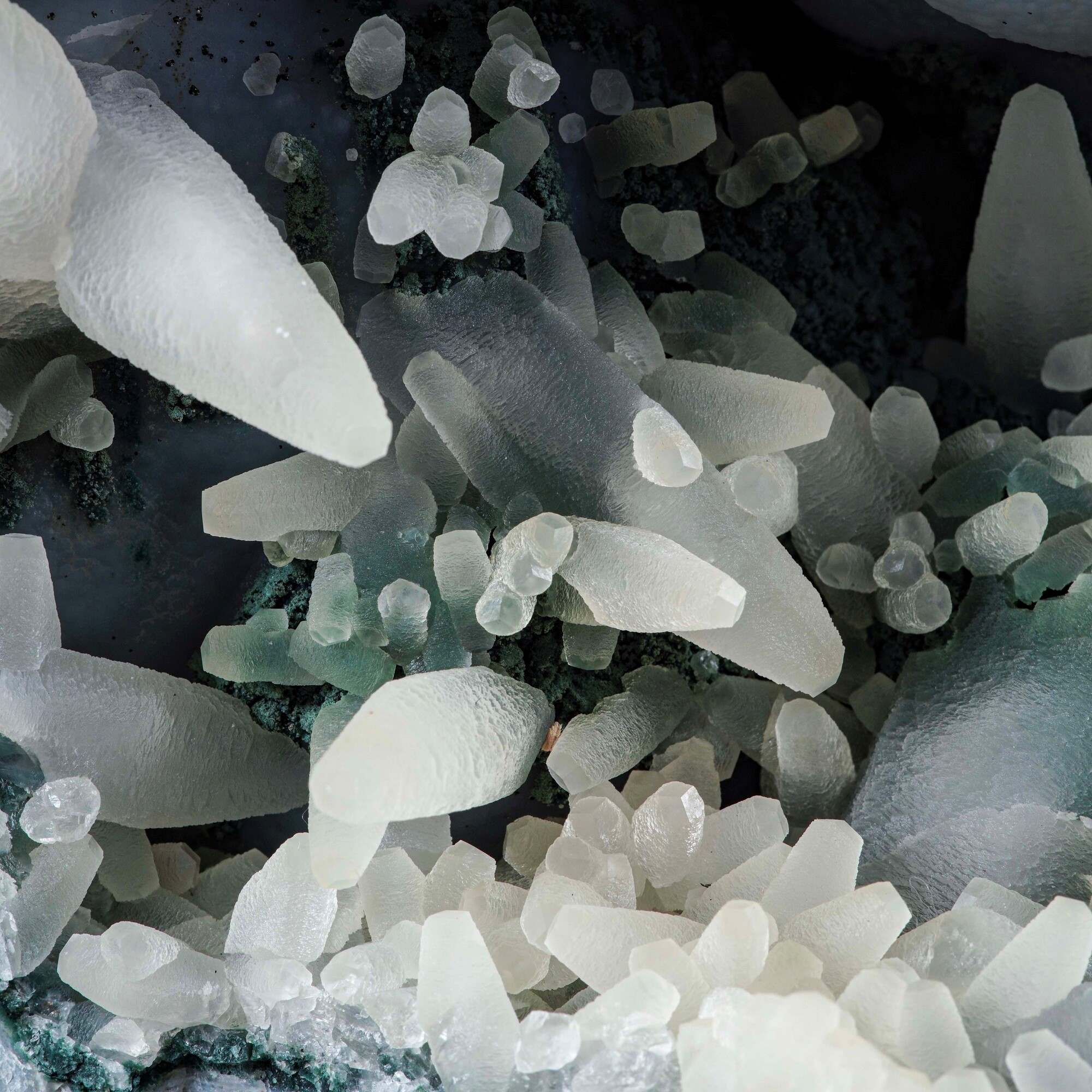 Formazione di calcite su calcedonio e malachite, deposito cuprifero (Katanga/Kolwezi, Repubblica ...