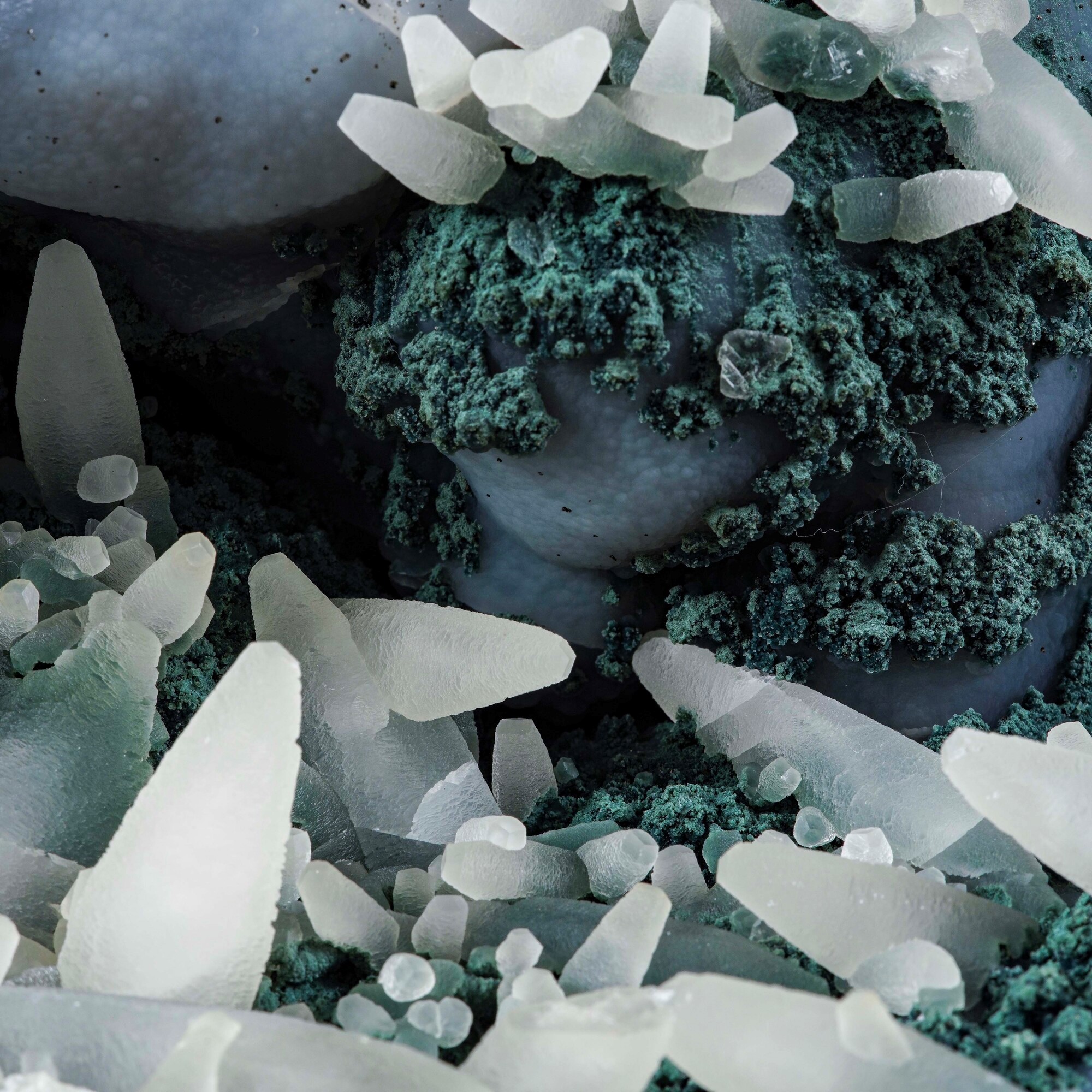Formazione di calcite su calcedonio e malachite, deposito cuprifero (Katanga/Kolwezi, Repubblica ...