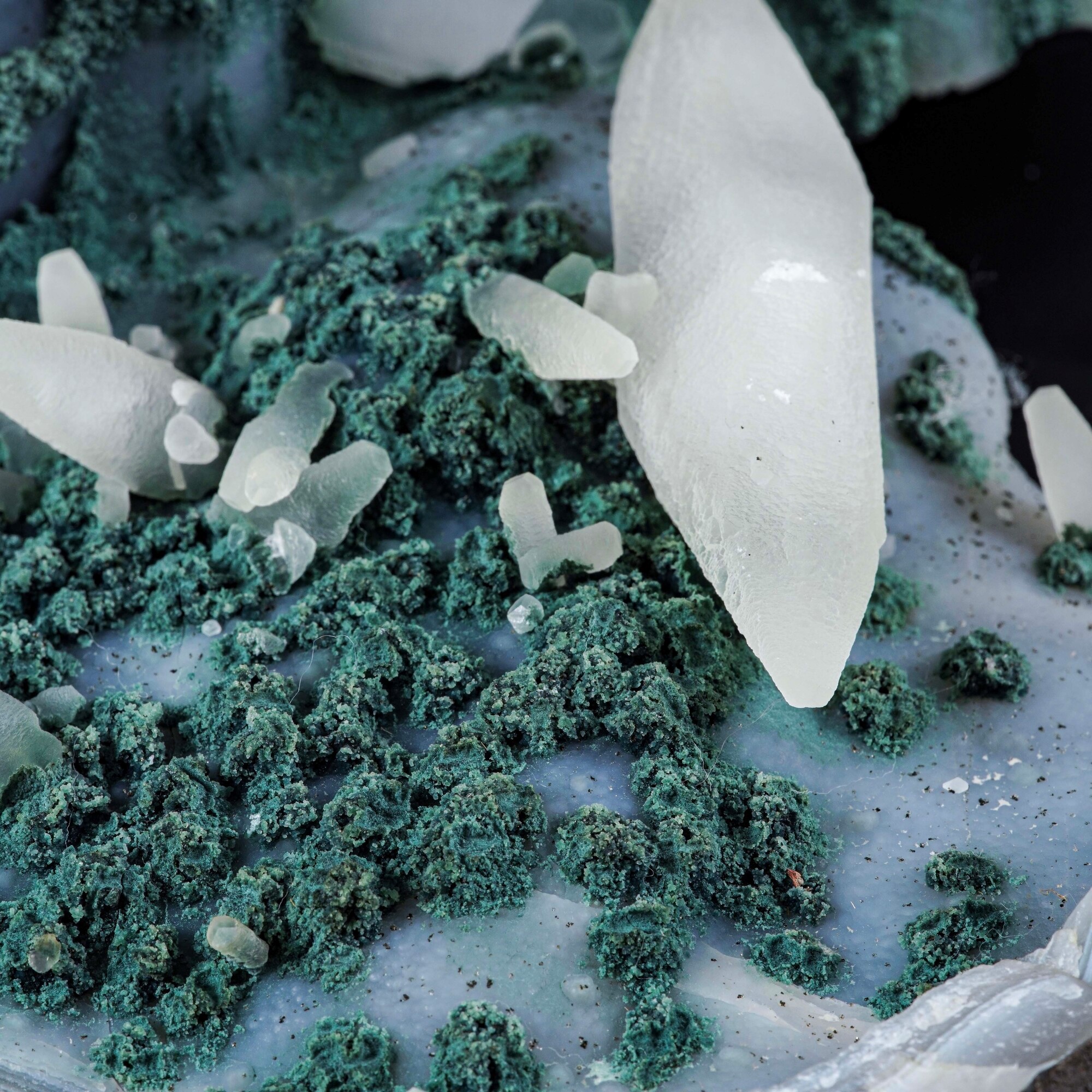 Formazione di calcite su calcedonio e malachite, deposito cuprifero (Katanga/Kolwezi, Repubblica ...