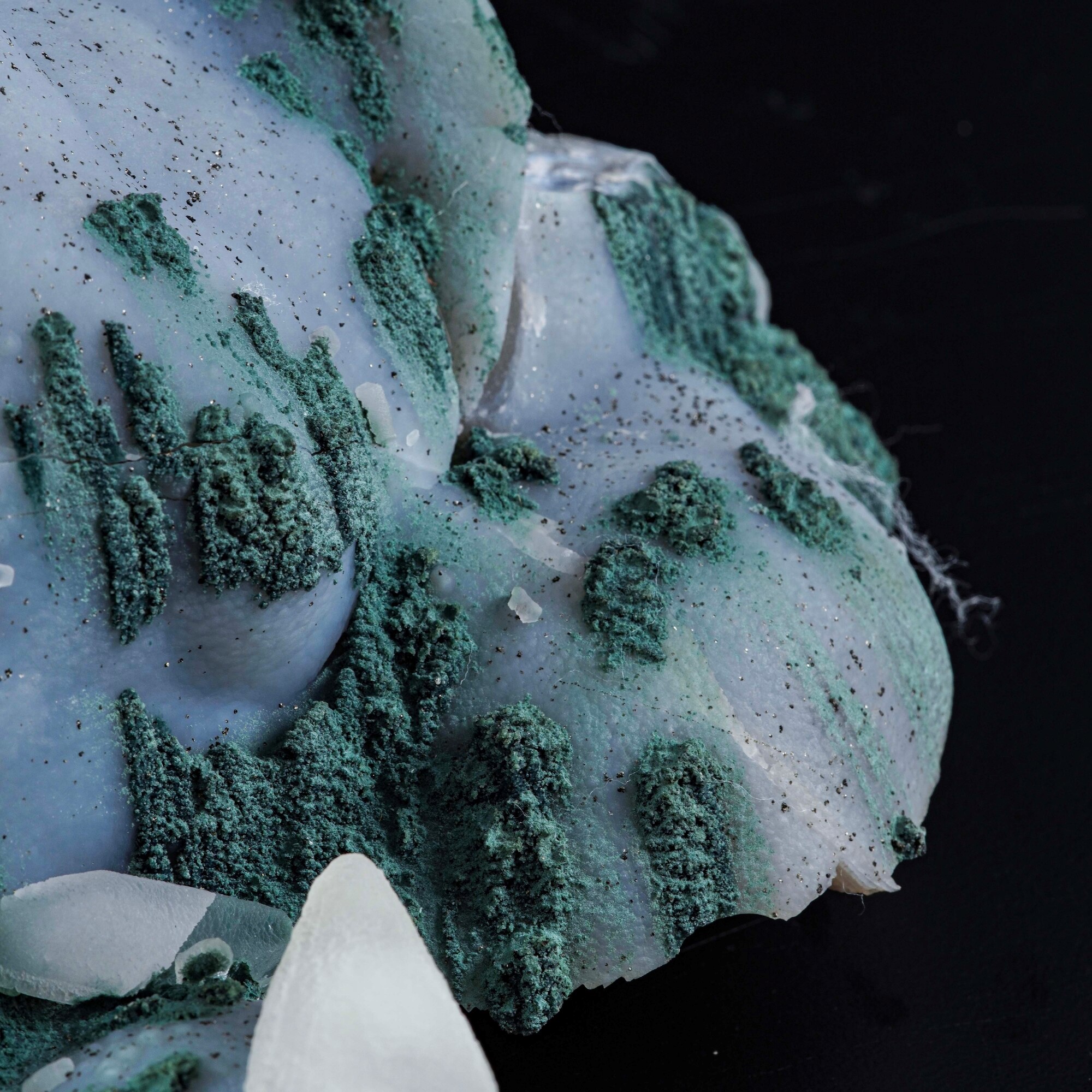 Formazione di calcite su calcedonio e malachite, deposito cuprifero (Katanga/Kolwezi, Repubblica ...