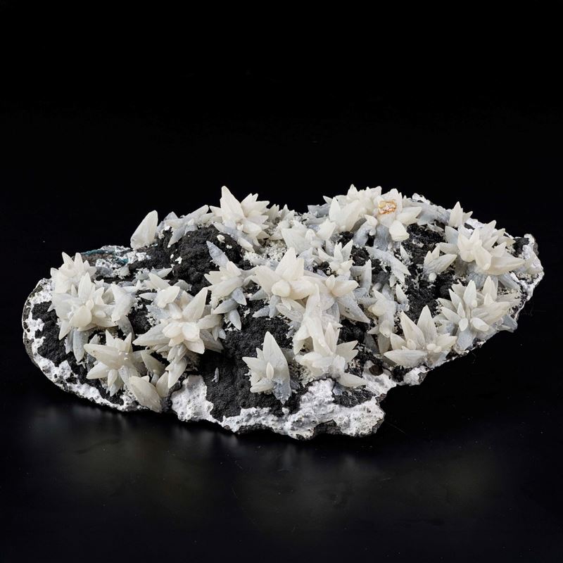 Calcite, grande gruppo di cristalli (CaCO3) con sfaldatura romboedrica perfetta
