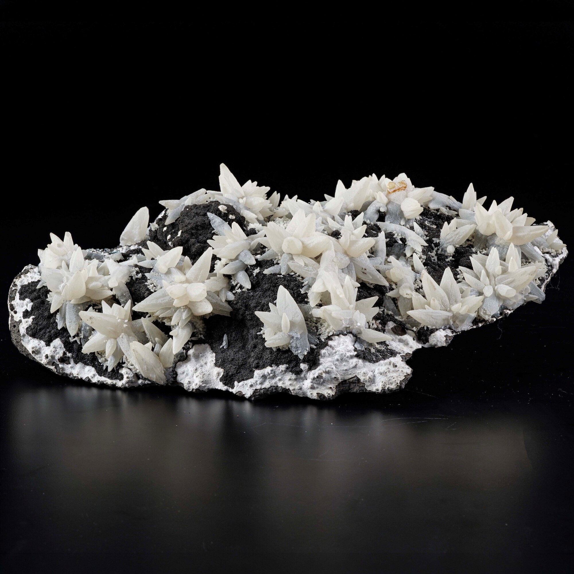 Calcite, grande gruppo di cristalli (CaCO3) con sfaldatura romboedrica perfetta