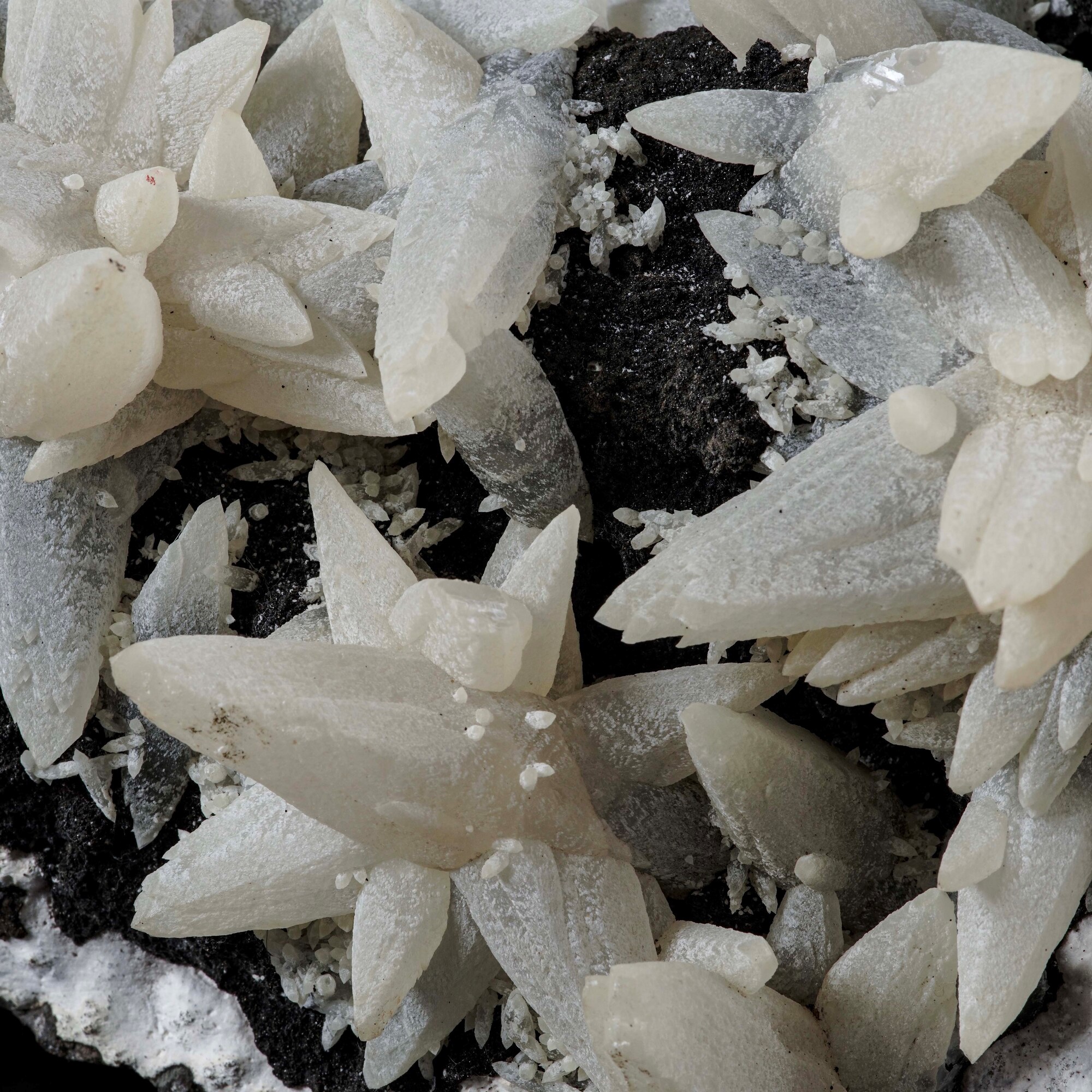 Calcite, grande gruppo di cristalli (CaCO3) con sfaldatura romboedrica perfetta