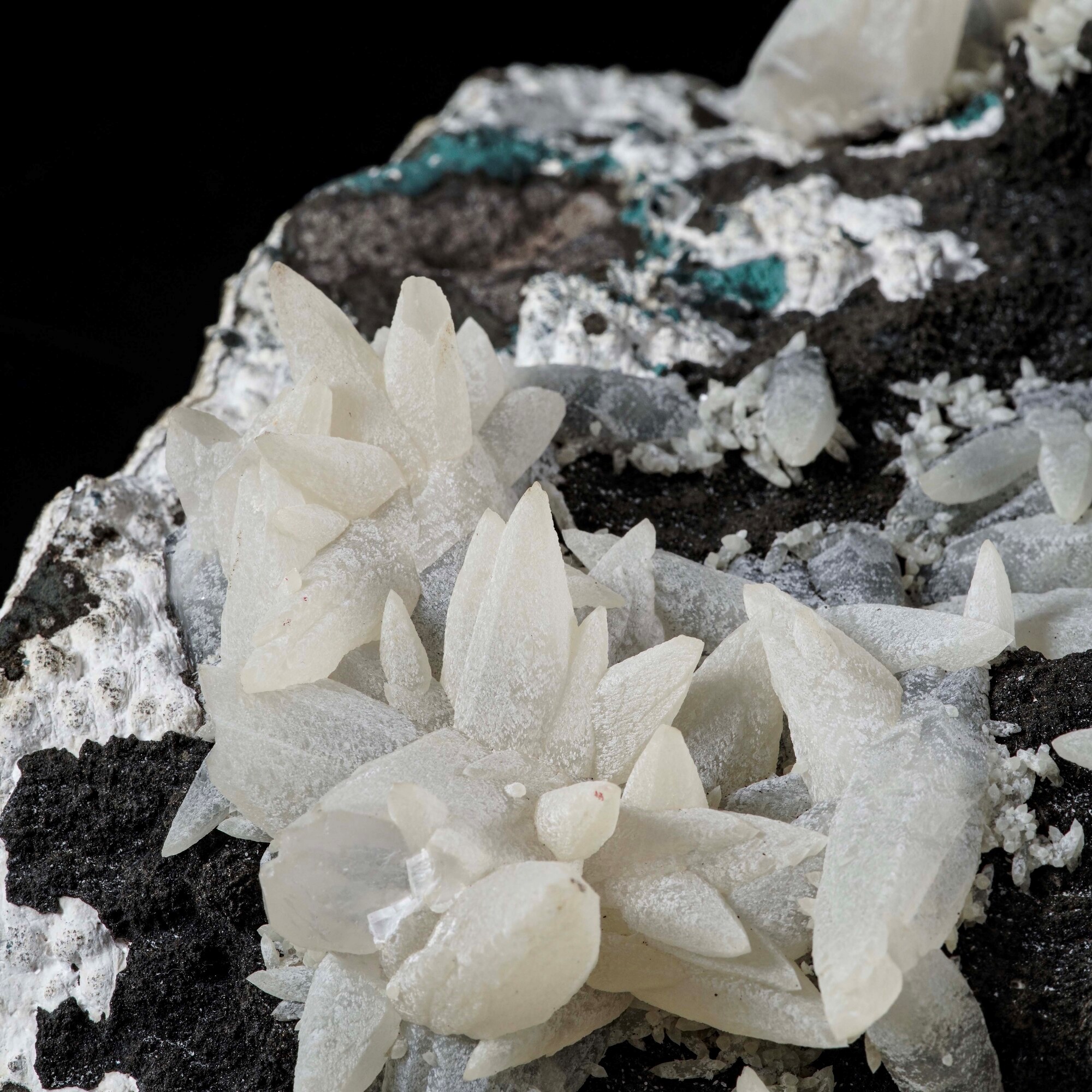 Calcite, grande gruppo di cristalli (CaCO3) con sfaldatura romboedrica perfetta
