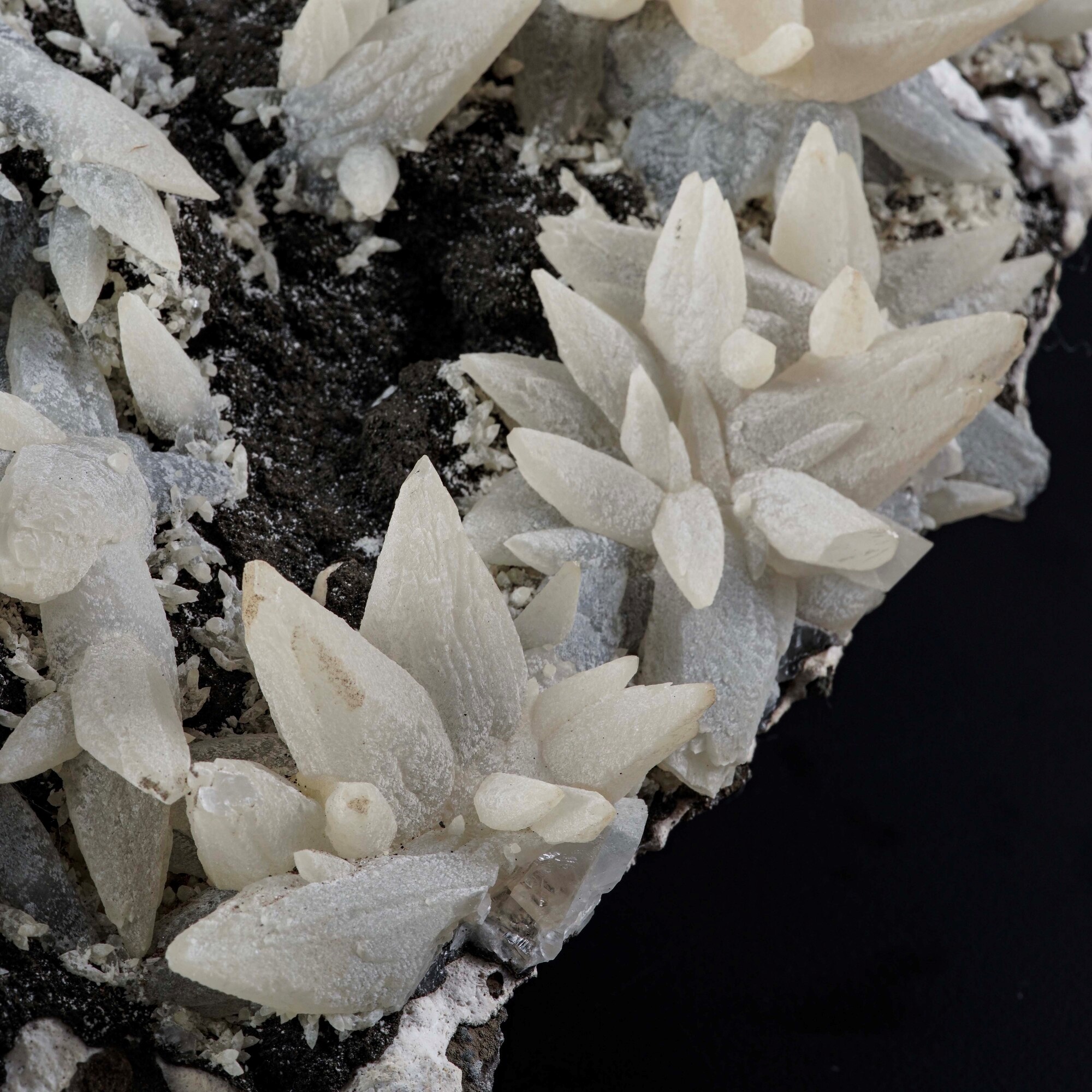 Calcite, grande gruppo di cristalli (CaCO3) con sfaldatura romboedrica perfetta