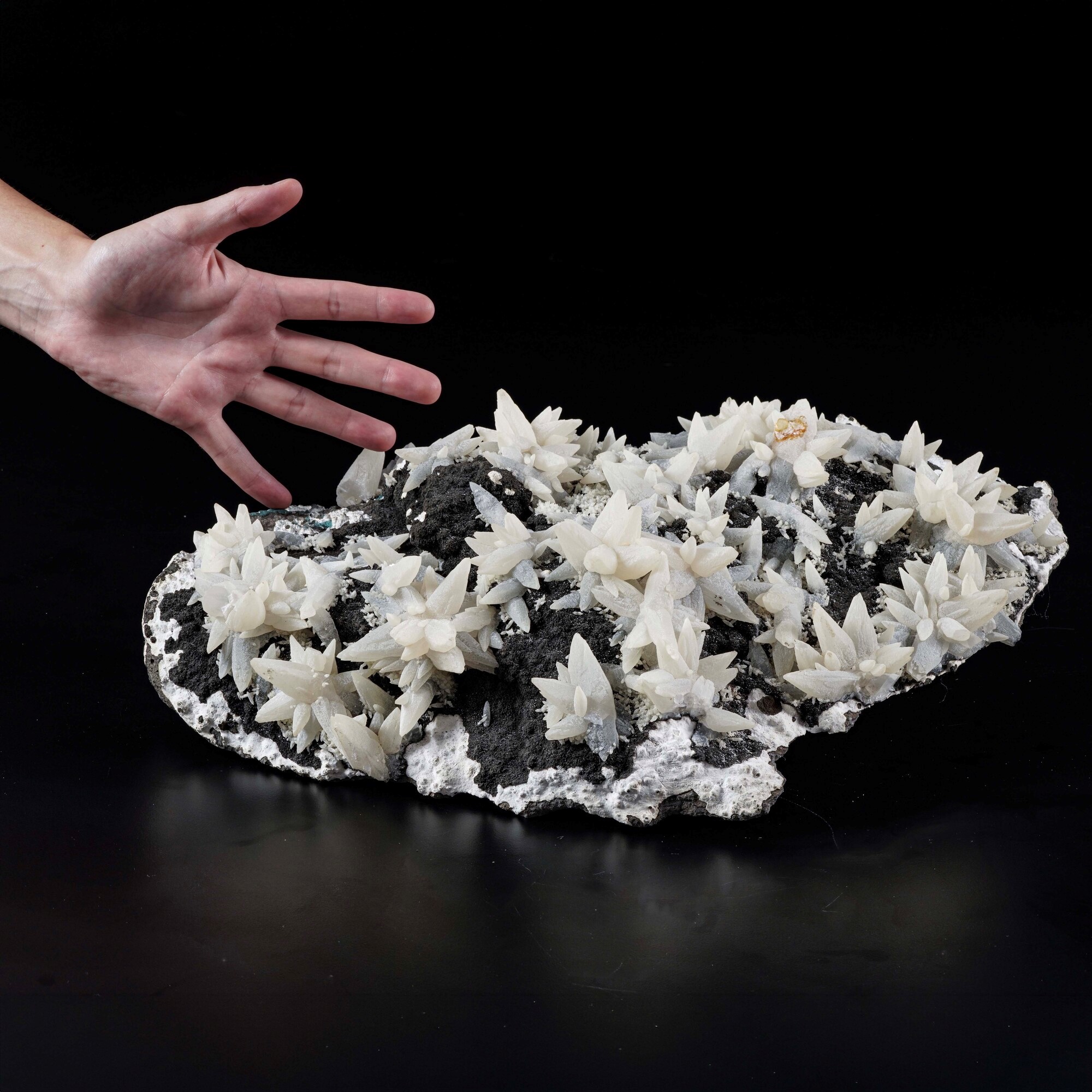 Calcite, grande gruppo di cristalli (CaCO3) con sfaldatura romboedrica perfetta