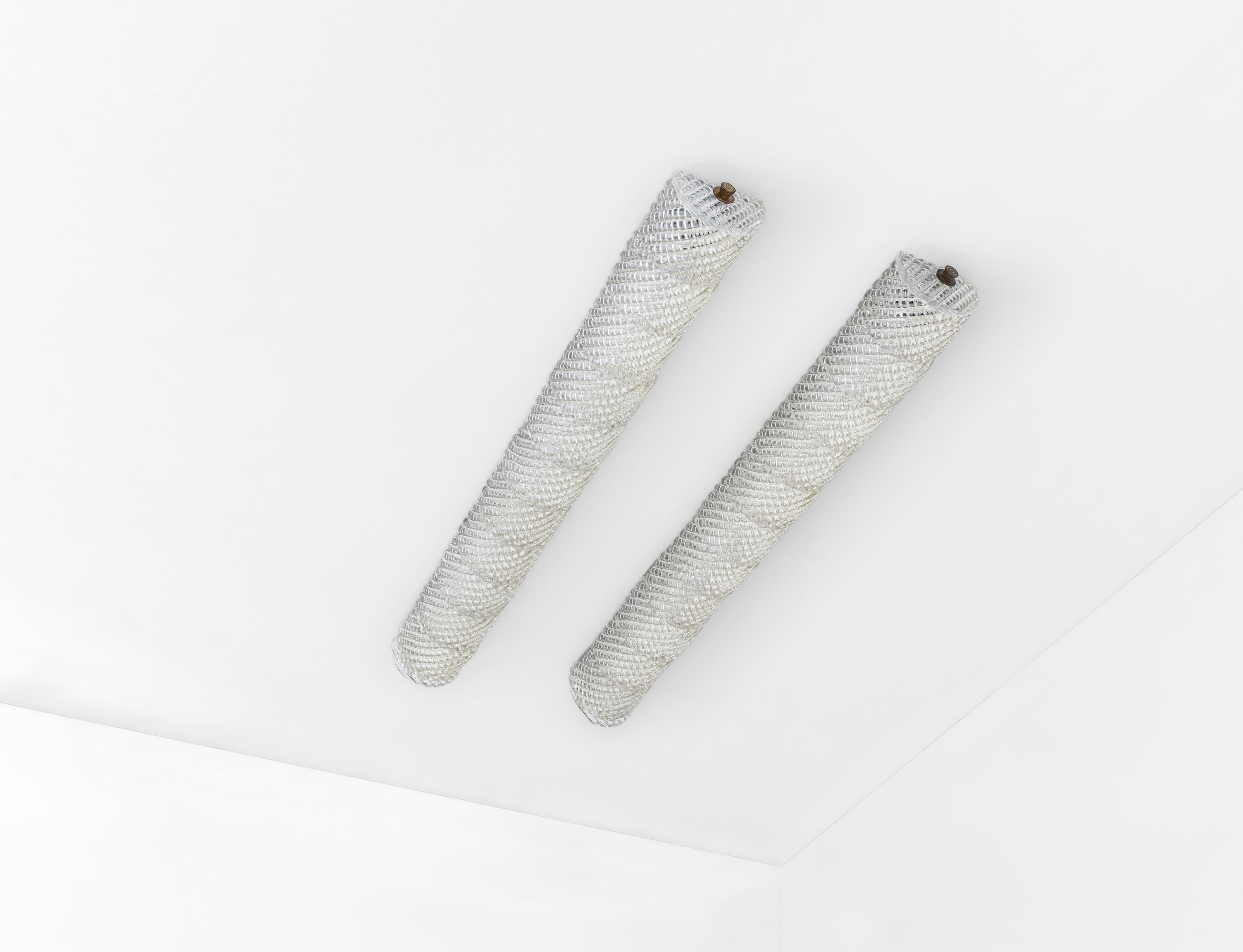Carlo Scarpa - Due grandi lampade da parete o a plafone con diffusori in vetro di Murano Cordonat...
