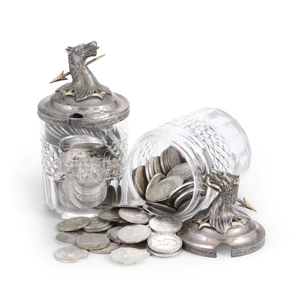 Due vasetti in cristallo con coperchio in metallo argentato contenenti 224 monete da 500 lire in argento, una moneta da 5 lire e una moneta da 1000 lire (*)