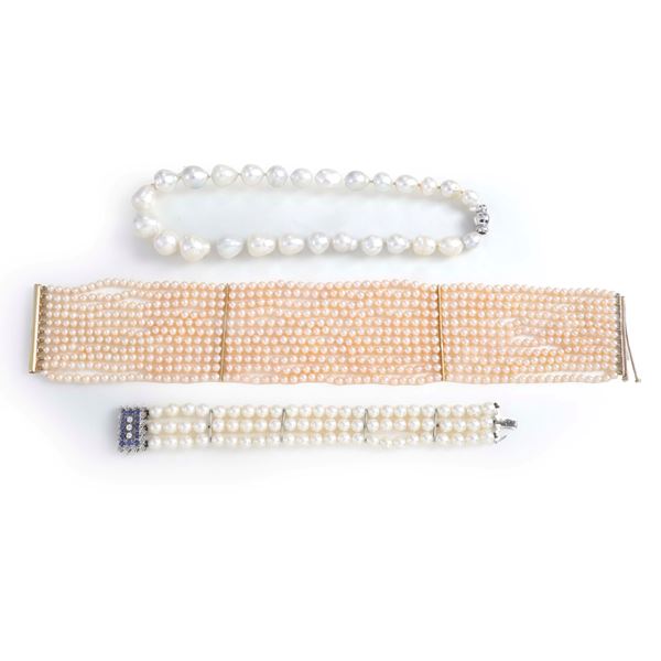 Lotto composto da bracciale a tre fili di perle, collana con 11 fili di piccole perle e altra collana in perle (*)
