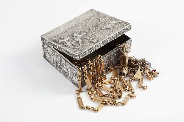 Scatola in argento con catena e bracciali in oro basso titolo. XX secolo (*)