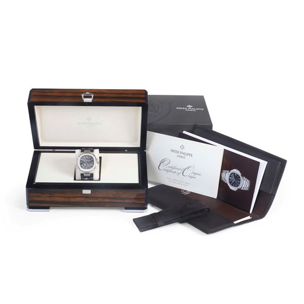 Patek Philippe Nautilus – Oro bianco, quadrante grigio, con luna e riserva di carica (*)