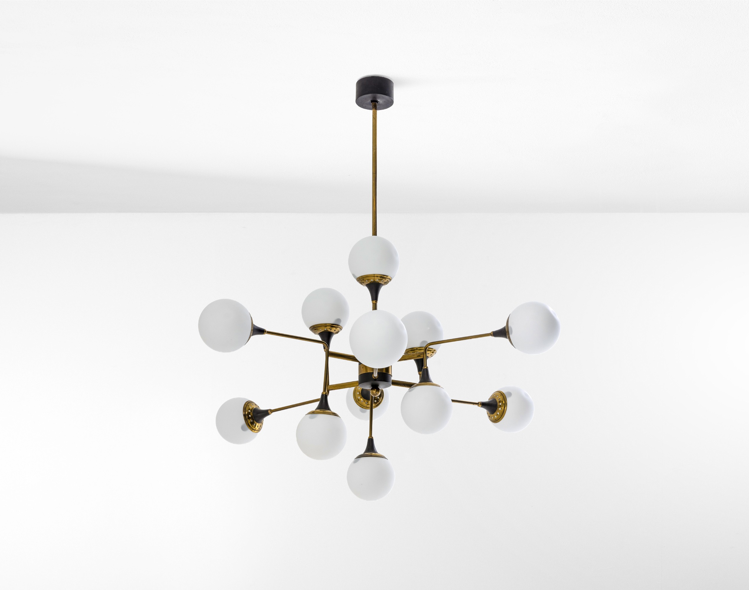 Stilnovo - Lampada a sospensione in ottone e metallo laccato con diffusori in vetro opalino