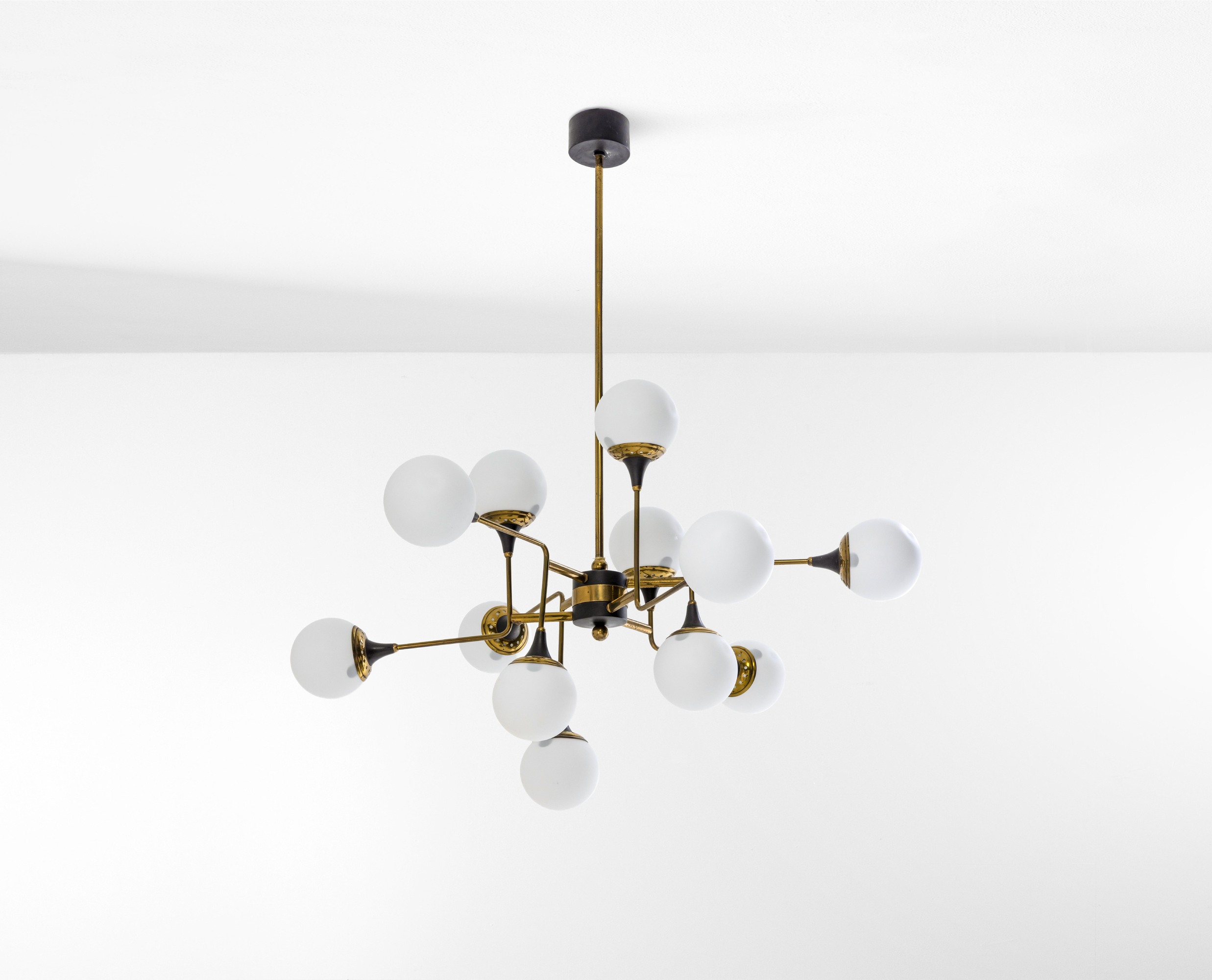 Stilnovo - Lampada a sospensione in ottone e metallo laccato con diffusori in vetro opalino