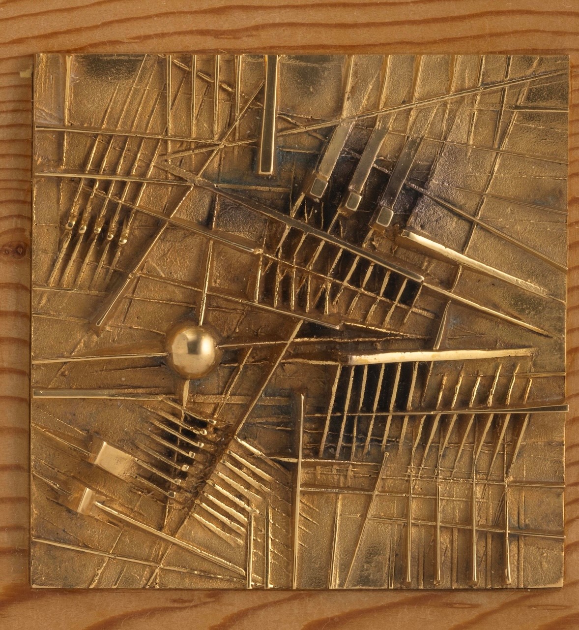 Arnaldo Pomodoro - Bassorilievo in bronzo dorato (fusione a cera persa), 1976