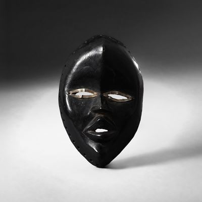 Fedele Papagni, Dan, Costa d'Avorio, Maschera in legno a patina nera con elementi in metallo