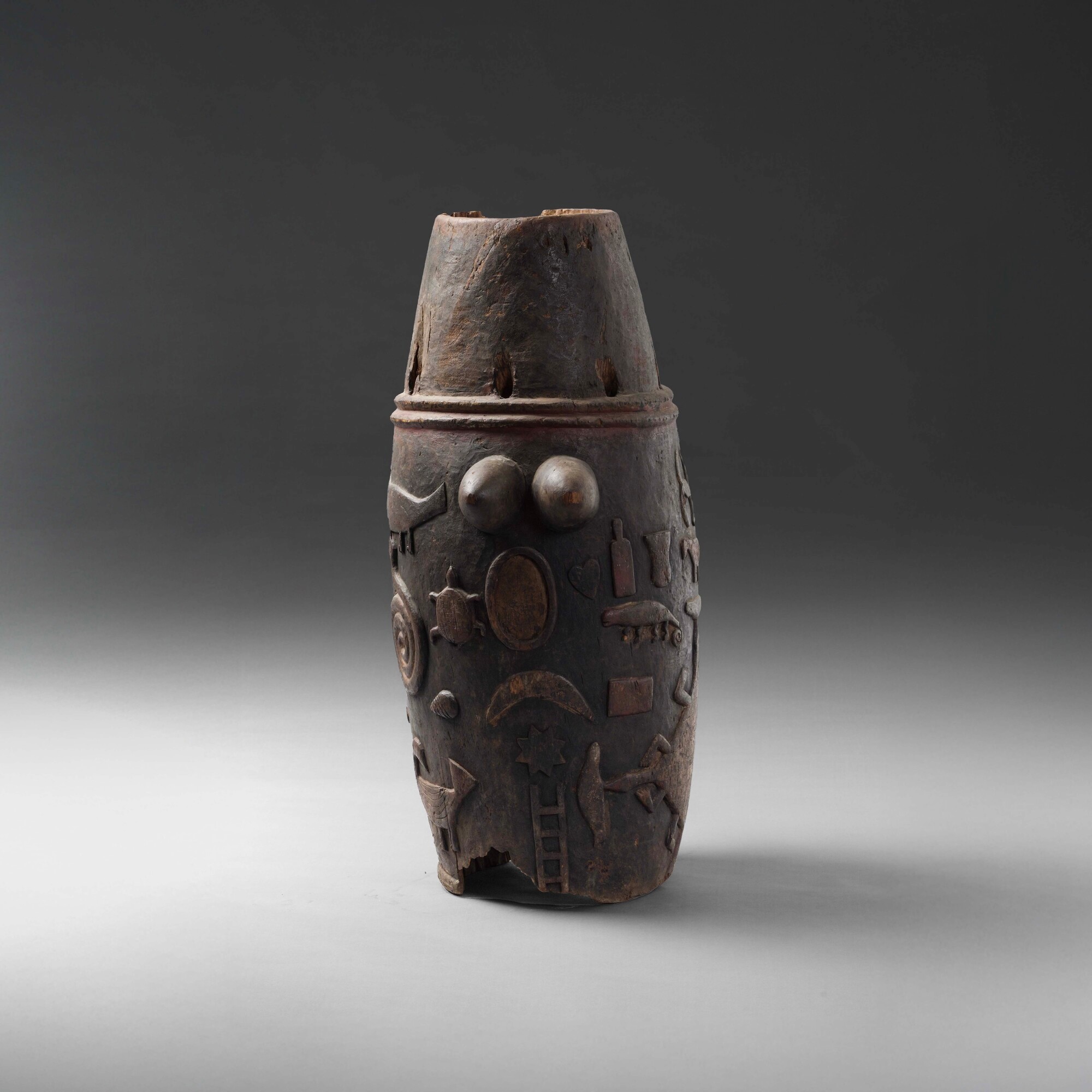 Ashanti, Ghana, Tamburo in legno con pigmenti, patina scura