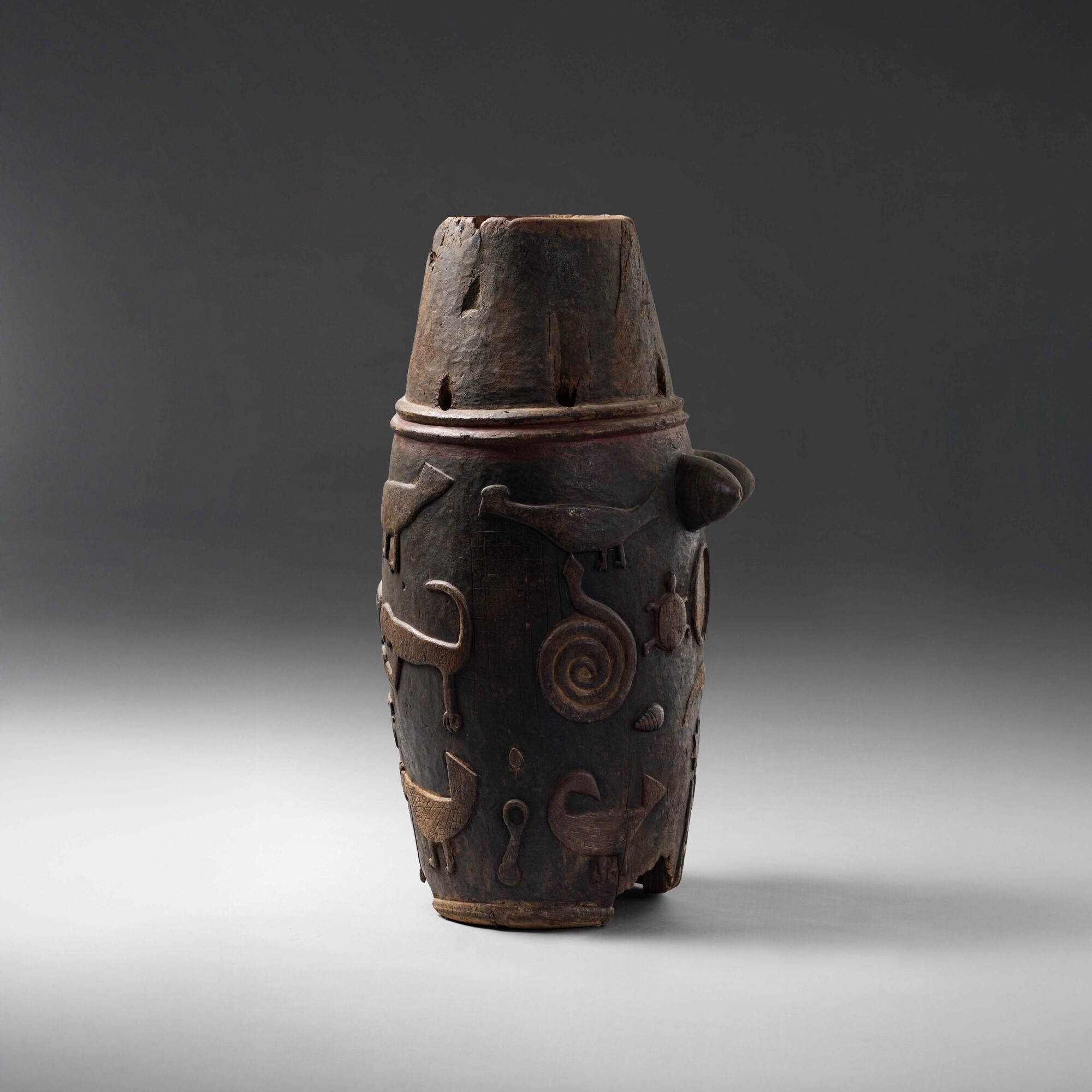 Ashanti, Ghana, Tamburo in legno con pigmenti, patina scura
